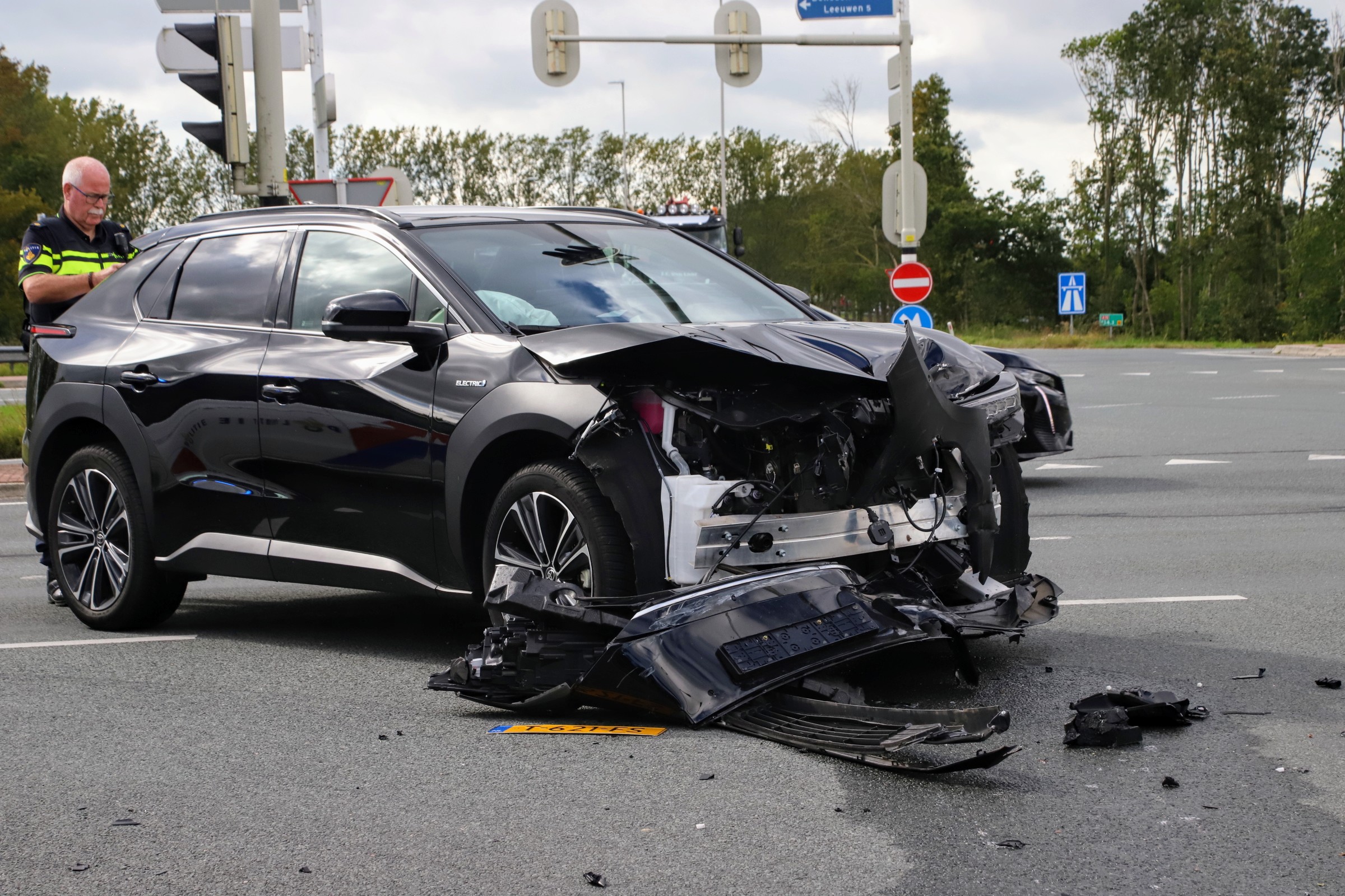 Automobilist rijdt door rood en botst tegen vrachtwagen