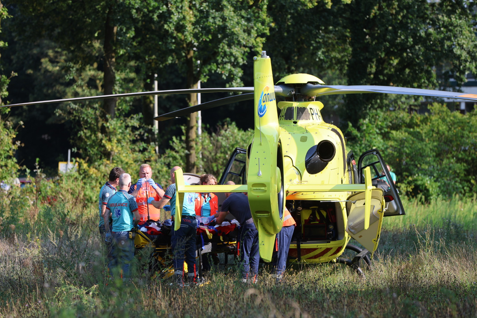 UPDATE: Kind op fiets geschept door vrachtwagen, ernstig gewond naar ziekenhuis