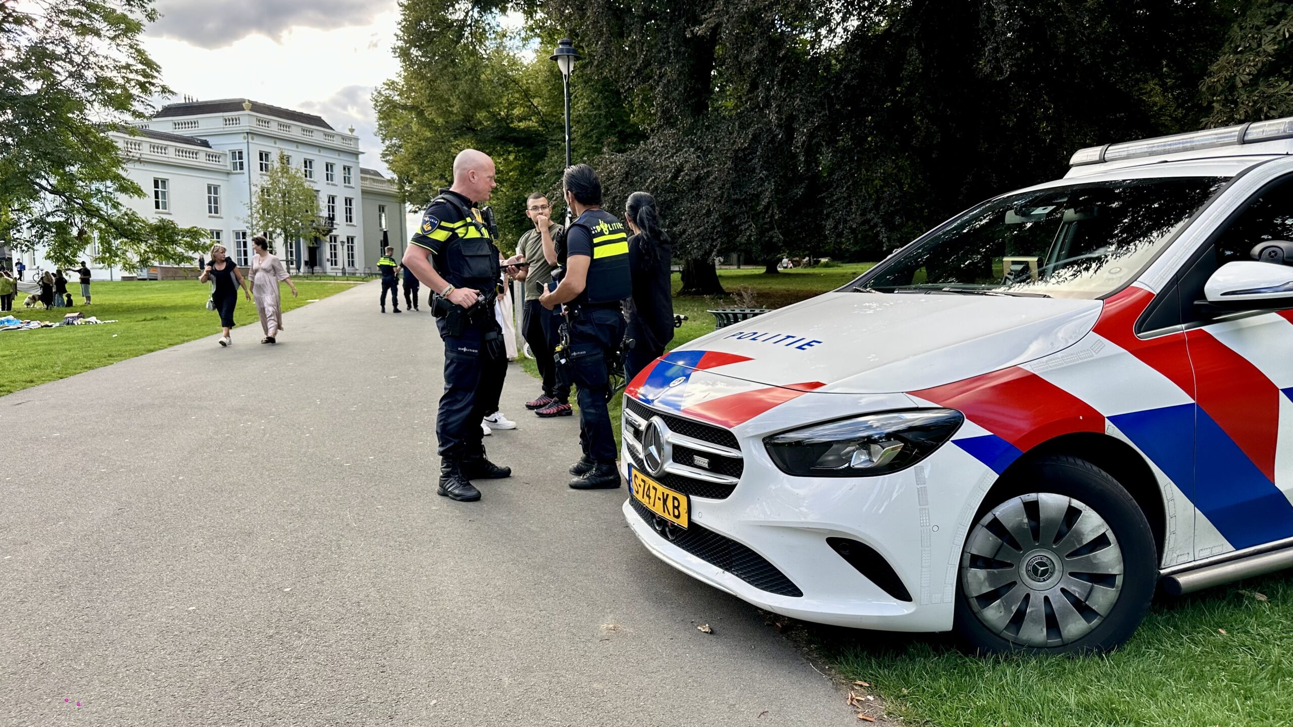 Kindje (2) aangereden in park Sonsbeek, scooterrijder rijdt weg