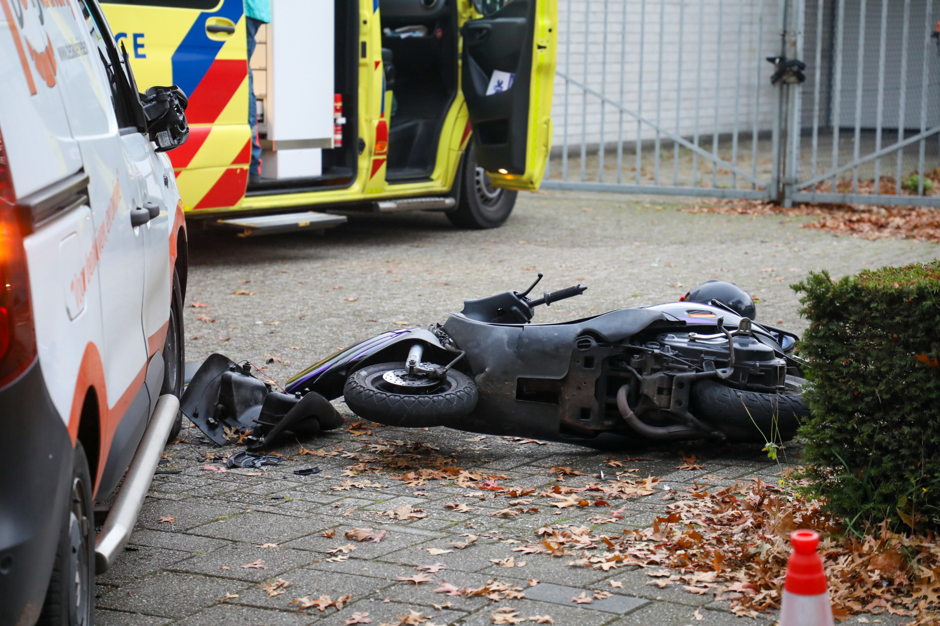 Scooterrijder botst tegen afslaande bestelwagen en raakt gewond