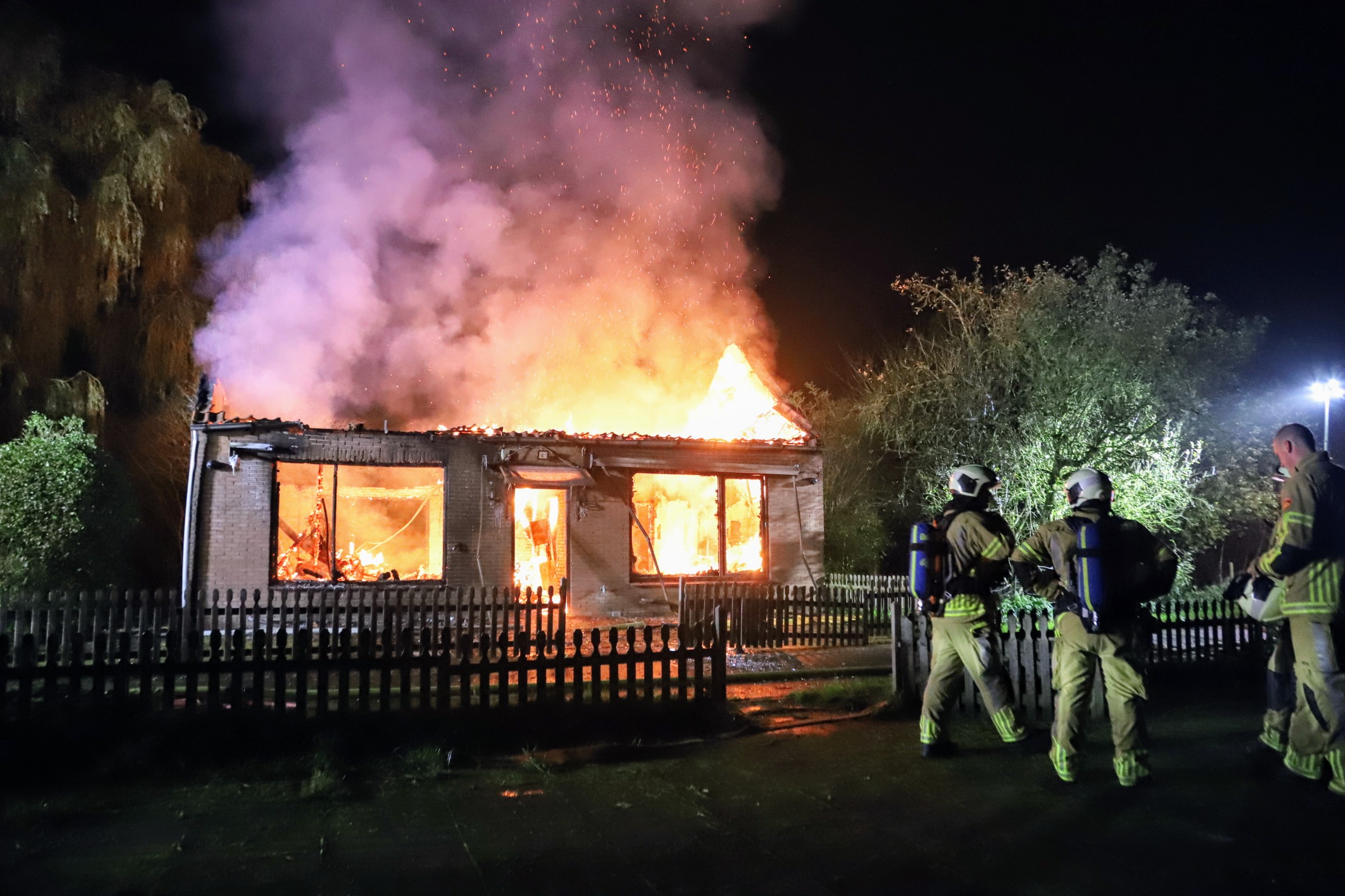 Uitslaande brand verwoest leegstaande woning