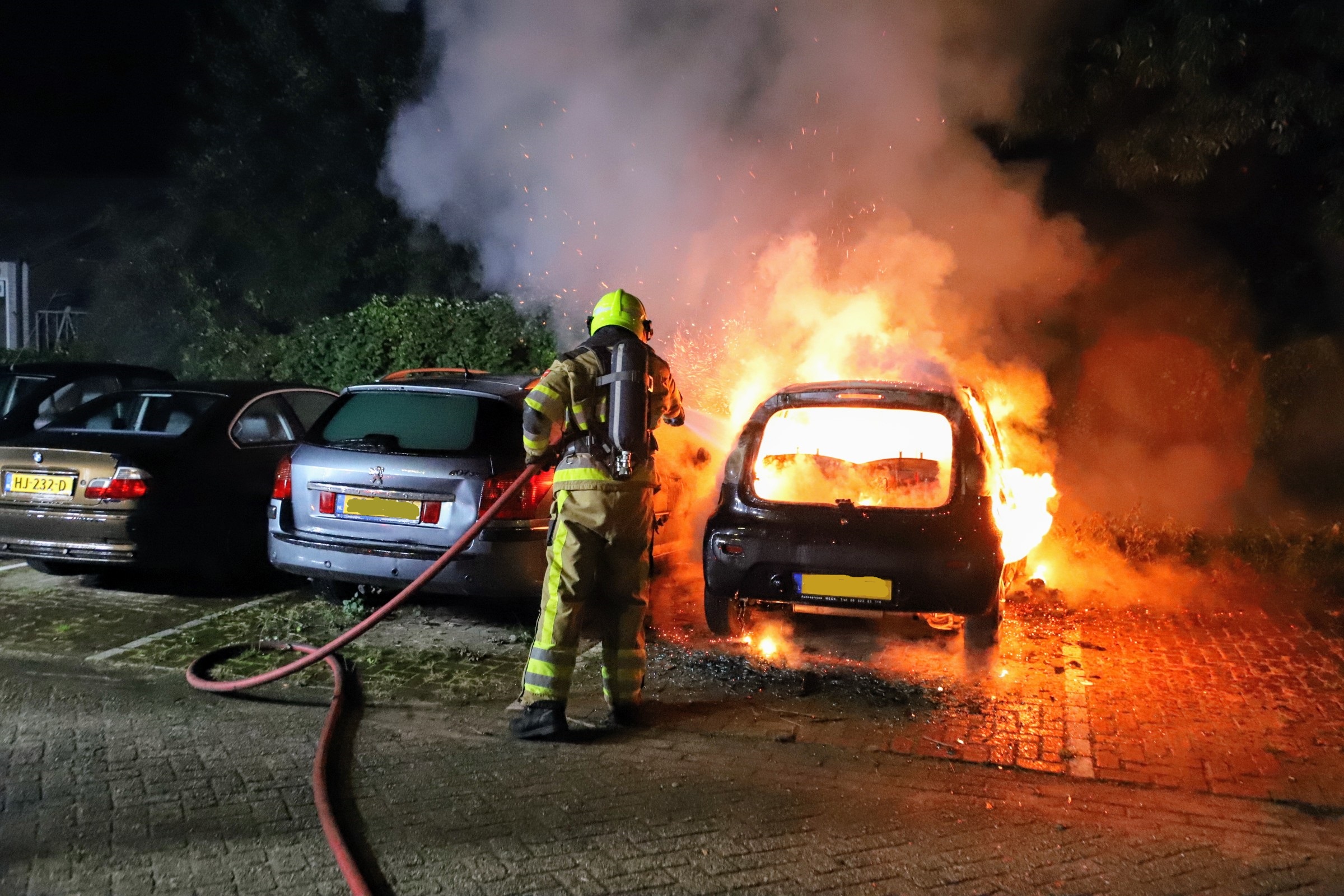 Twee geparkeerde auto’s uitgebrand, mogelijk brandstichting