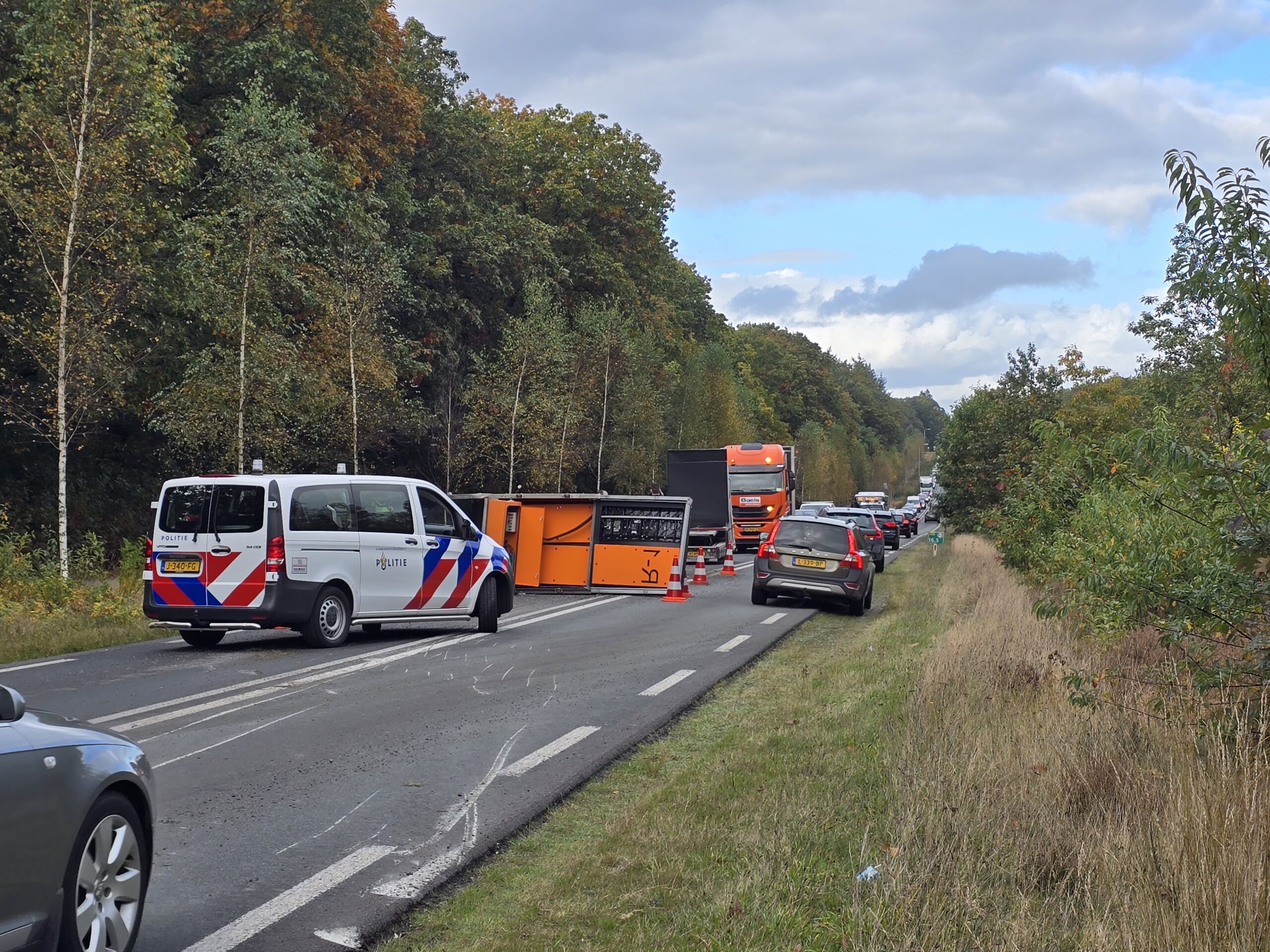 Digitaal verkeersbord valt van vrachtwagen en zorgt voor file