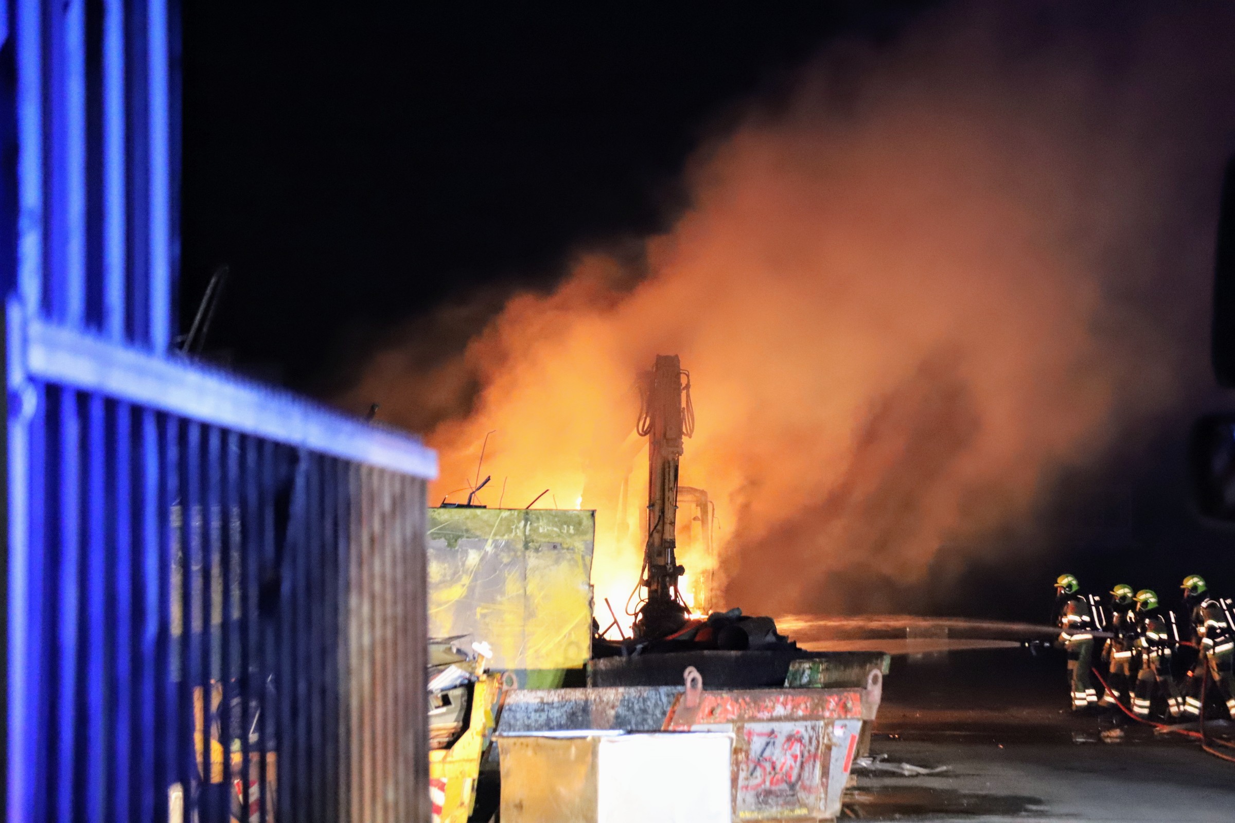 Graafmachine in brand bij metaalrecyclingbedrijf