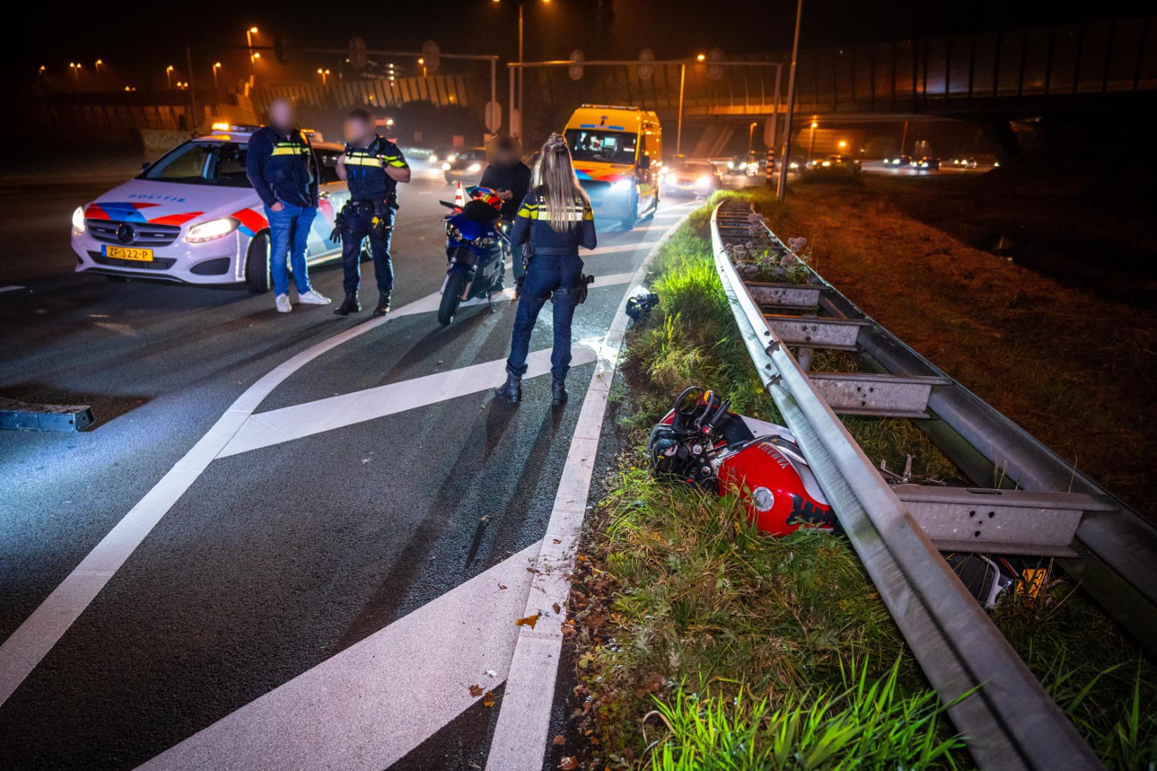 Motor onder vangrail vast na ongeluk op Knooppunt Velperbroek