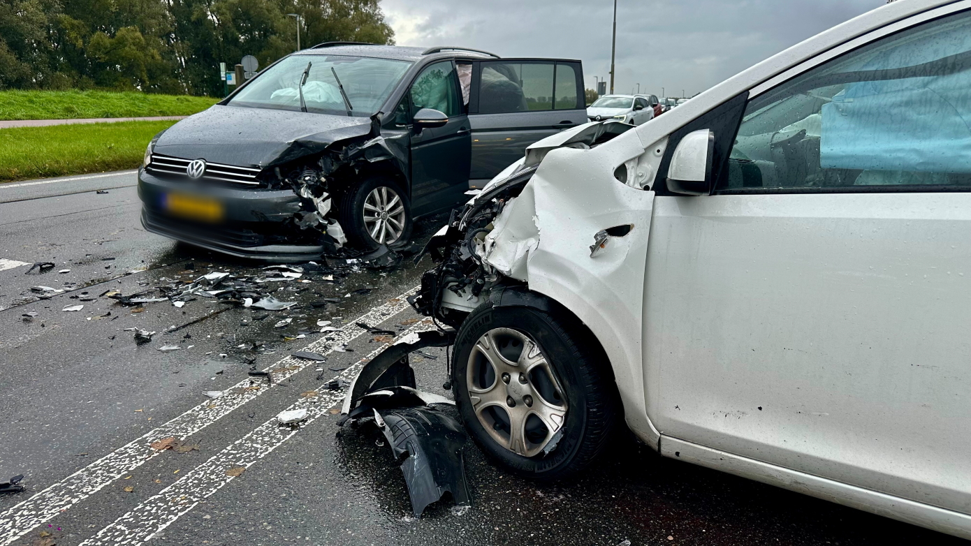 Aanrijding veroorzaakt flinke schade en verkeershinder