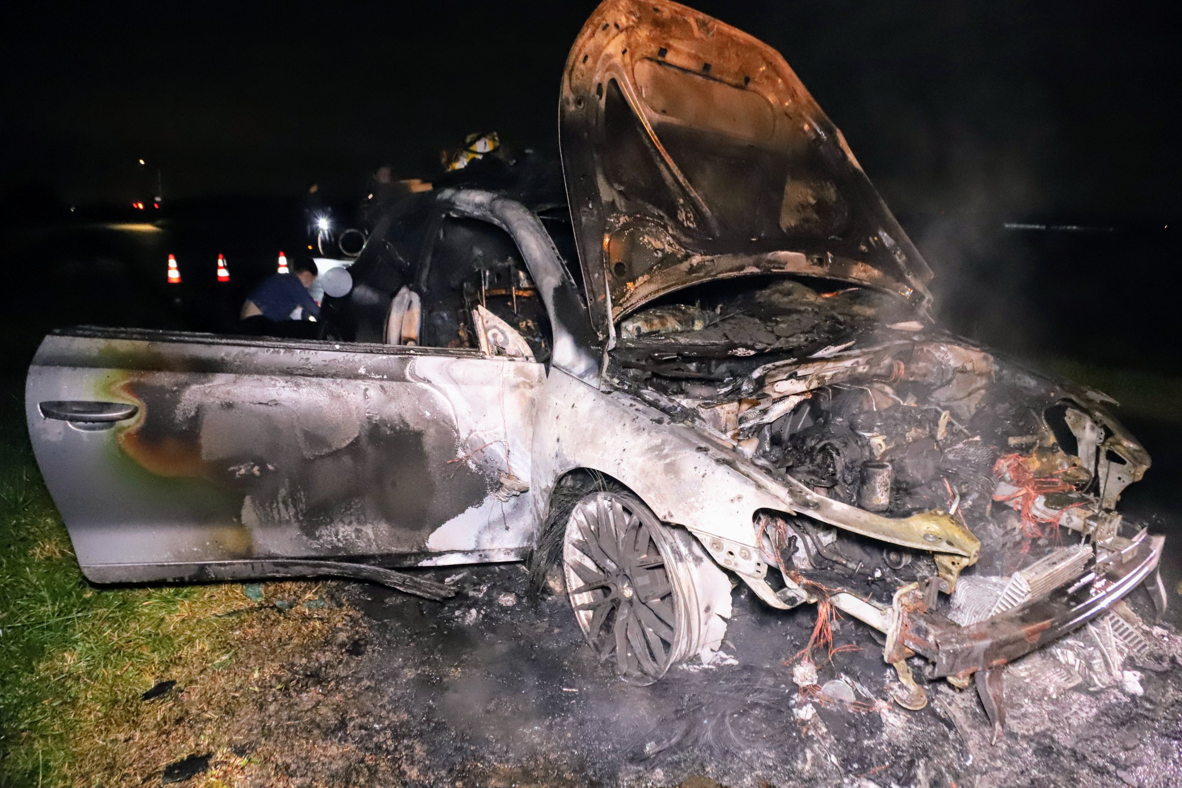 Auto vliegt tijdens het rijden in brand, inzittenden ongedeerd