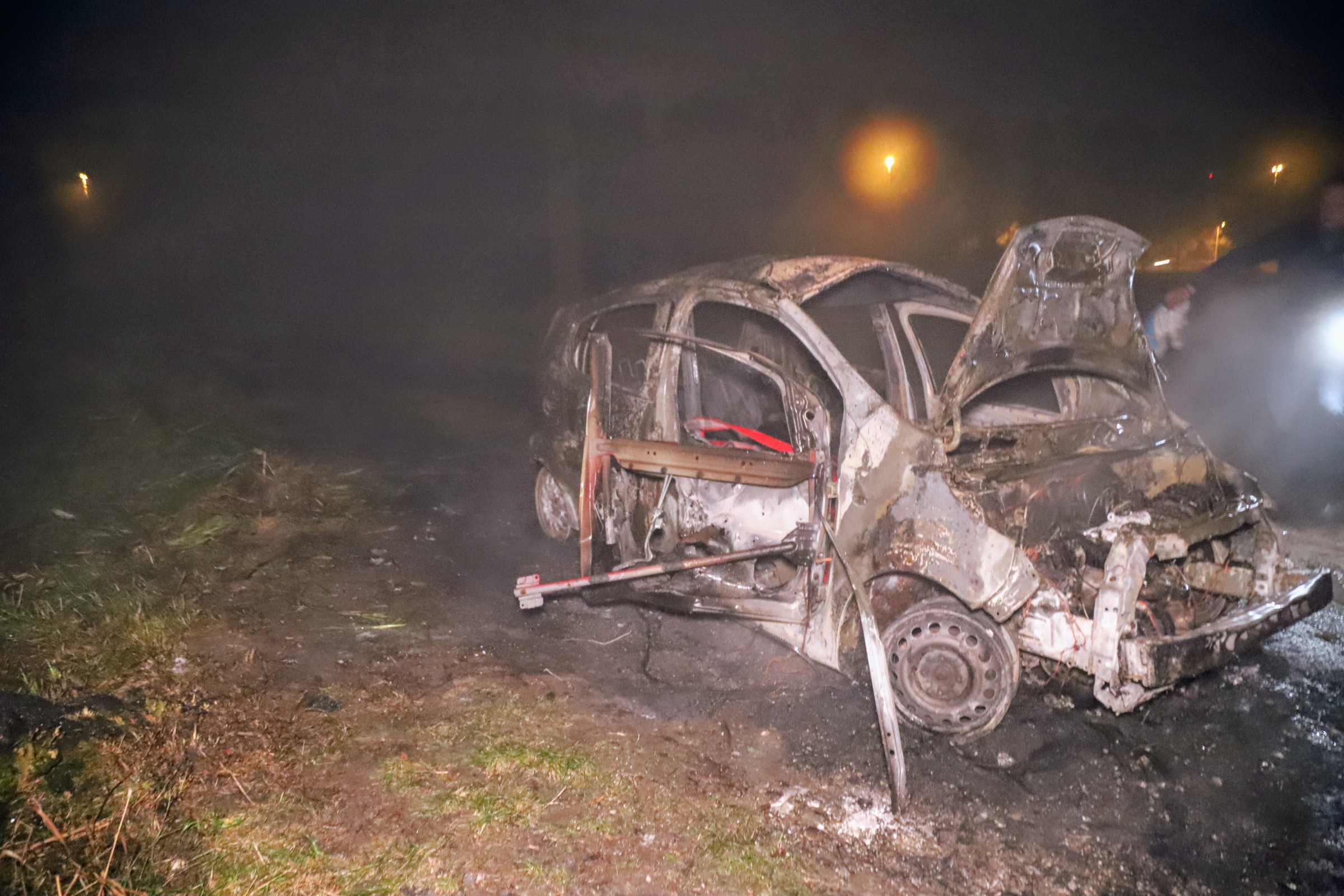 Auto vliegt in brand, inzittenden op tijd eruit