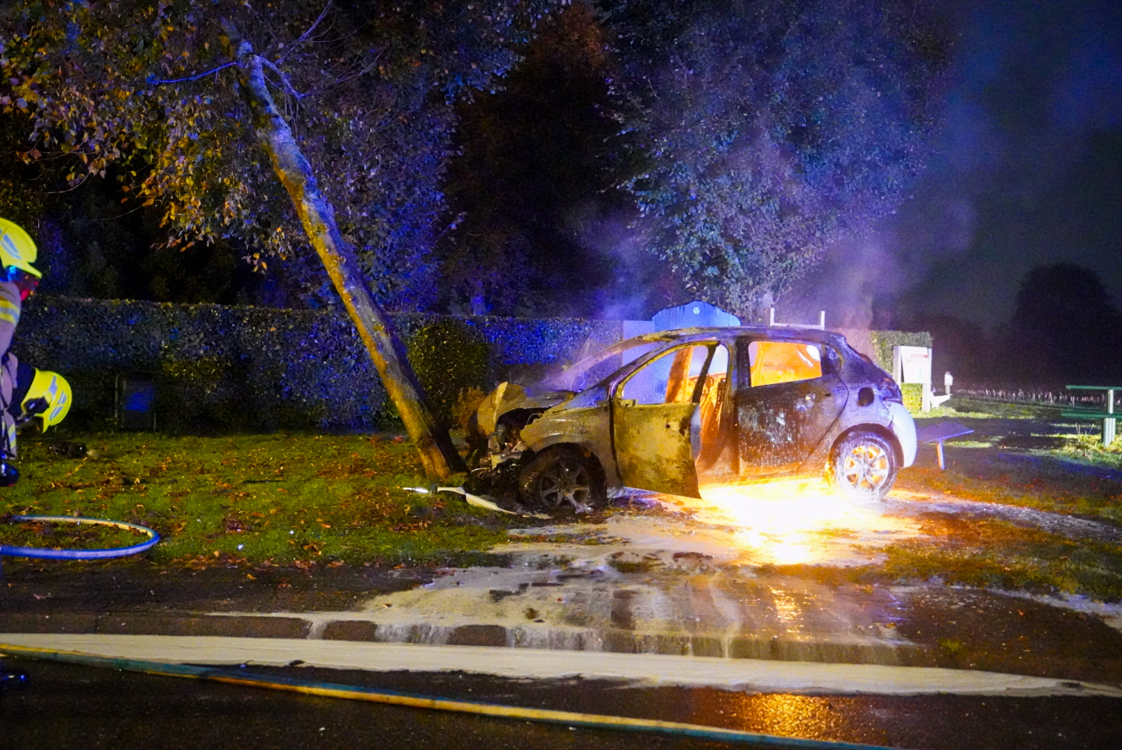 Auto vliegt in brand na botsing tegen boom, bestuurder gewond