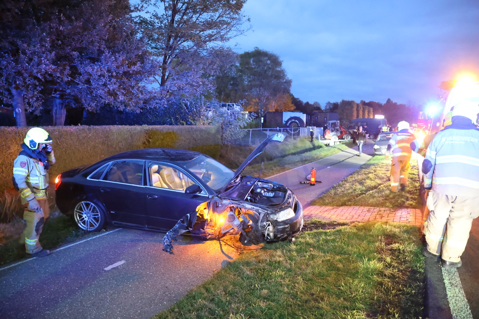 Frontale botsing tussen auto en bestelbus met aanhanger