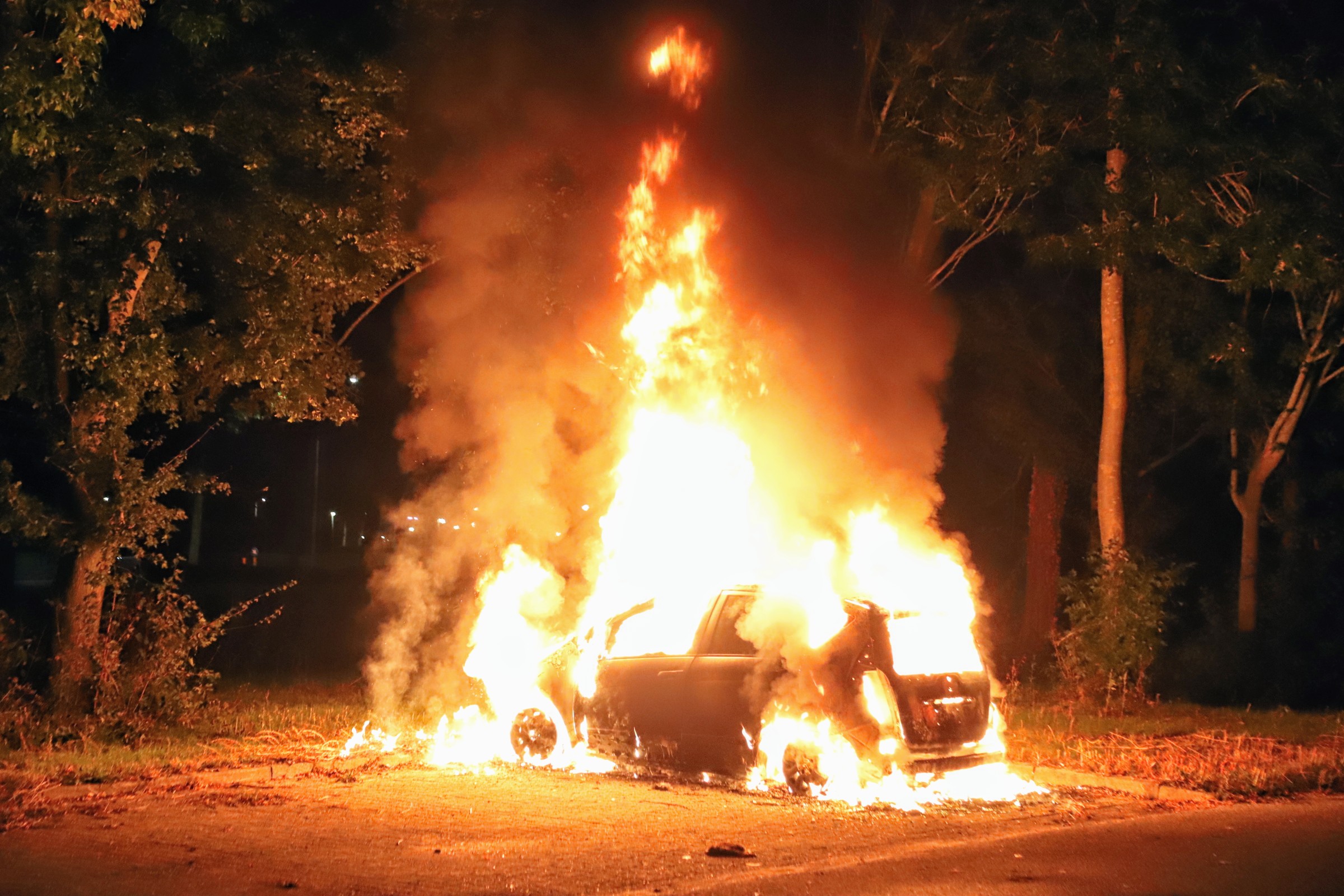 Auto brandt volledig uit op parkeerplaats van hockeyclub