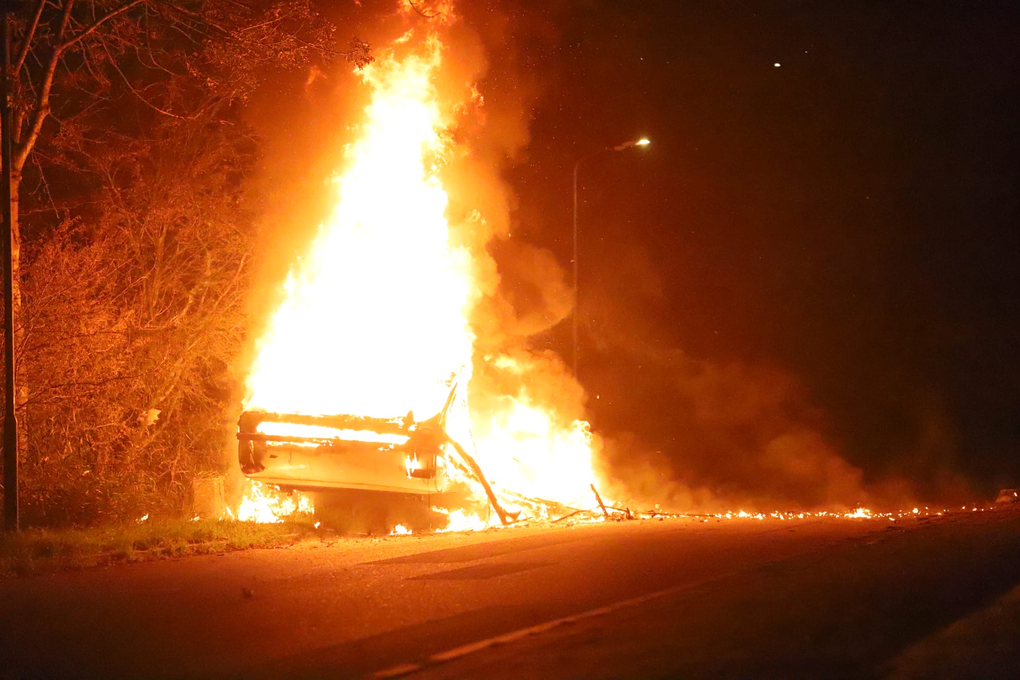 Caravan in de brand langs de A12