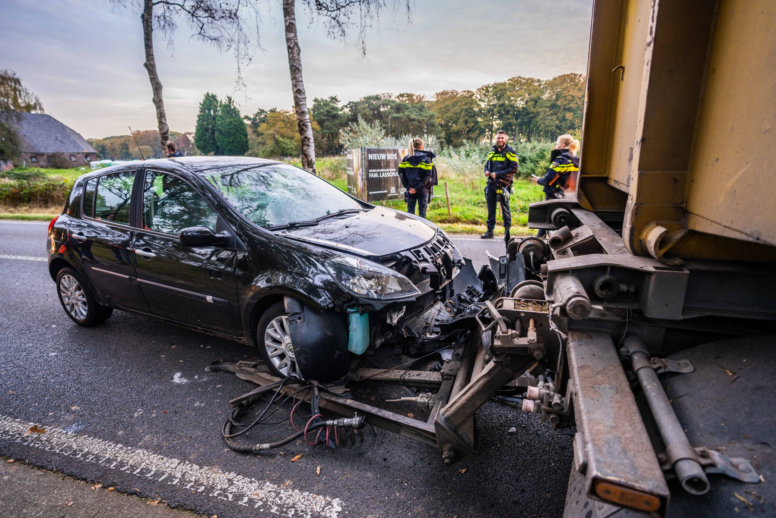 Automobilist botst op trailer