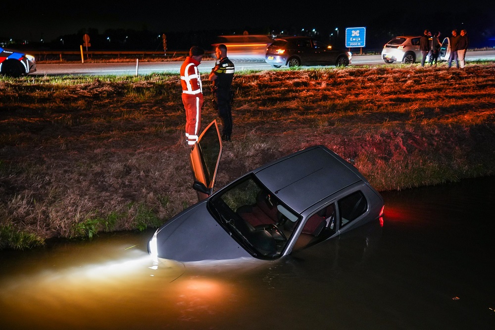 Auto belandt in sloot langs A73 bij Beuningen