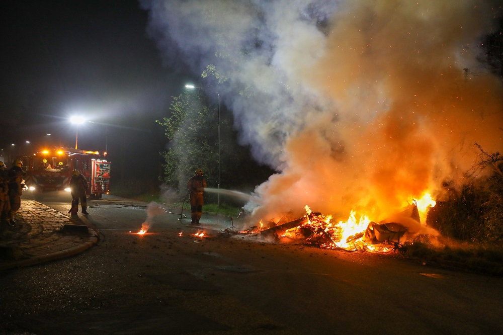 Caravan uitgebrand langs de weg, mogelijk aangestoken