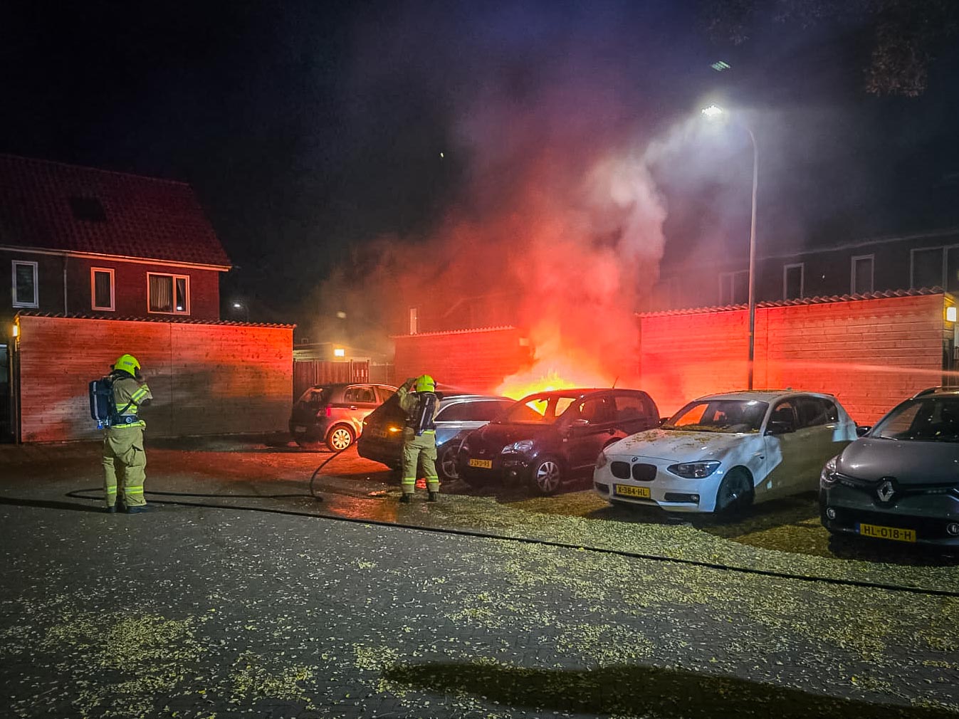 Geparkeerde auto door brand verwoest