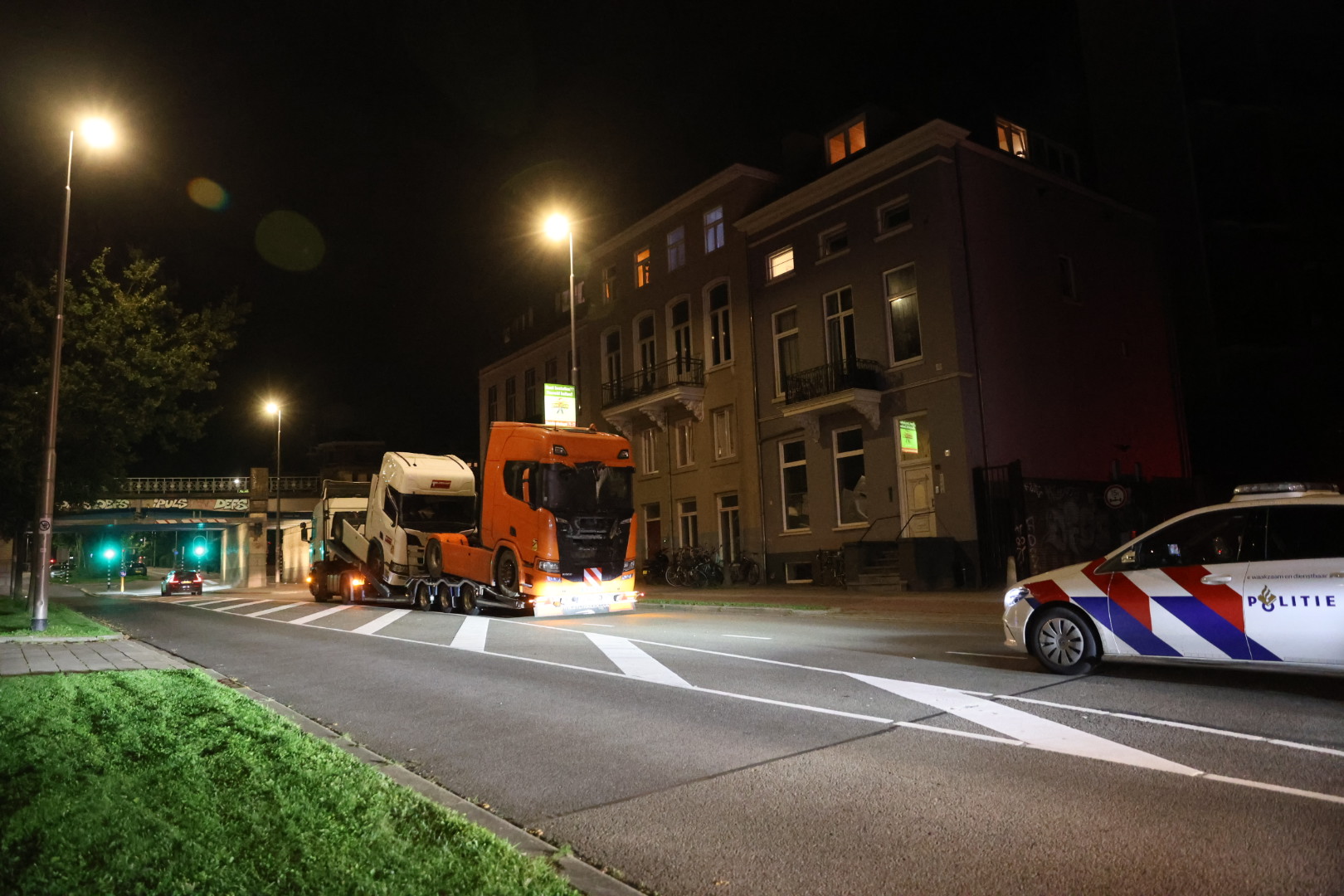 Vrachtwagen botst tegen spoorviaduct in Arnhem