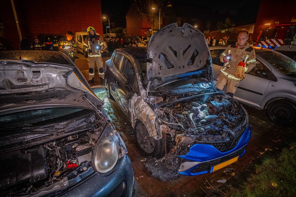 Twee geparkeerde auto’s door brand verwoest in Arnhem