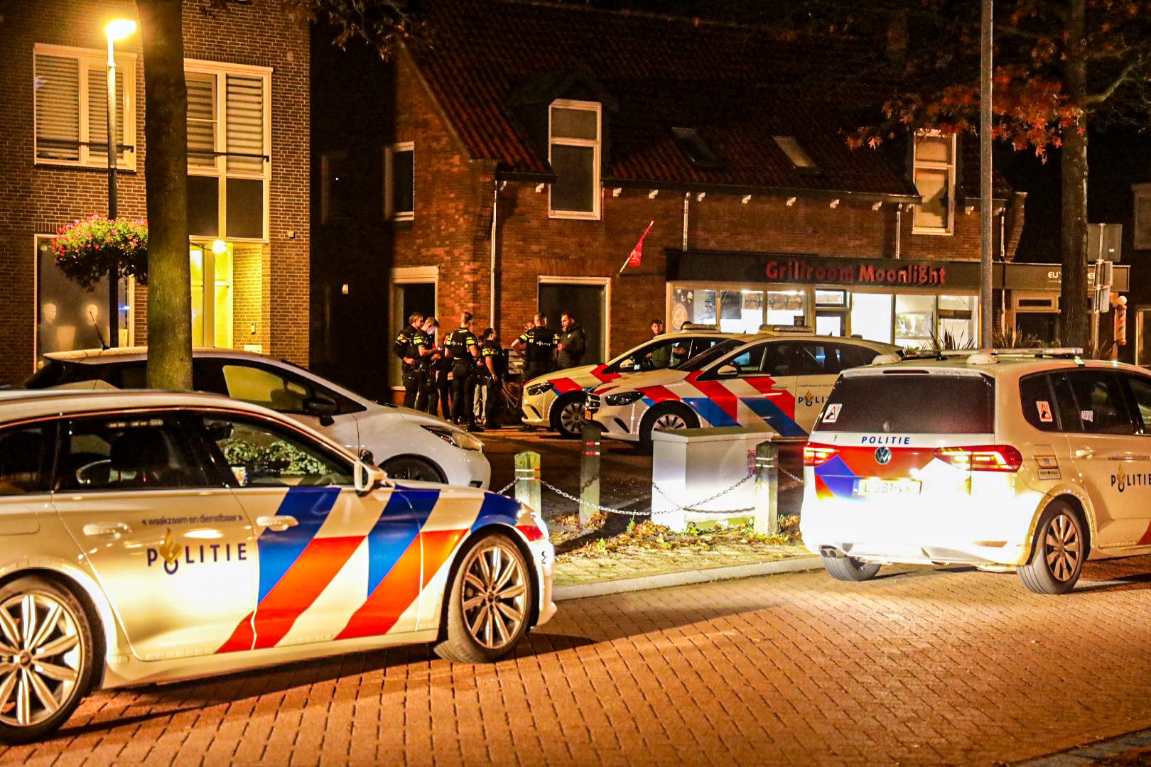 Politie onderzoekt melding van steekpartij, veel agenten aanwezig