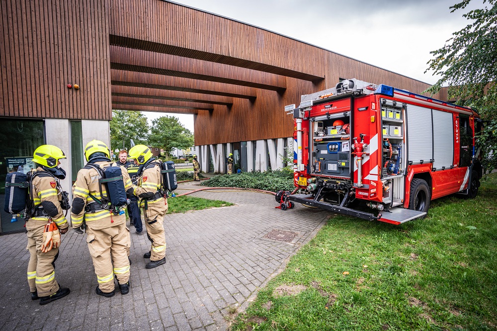 Twee personen ademen rook in bij brand in middelbare school