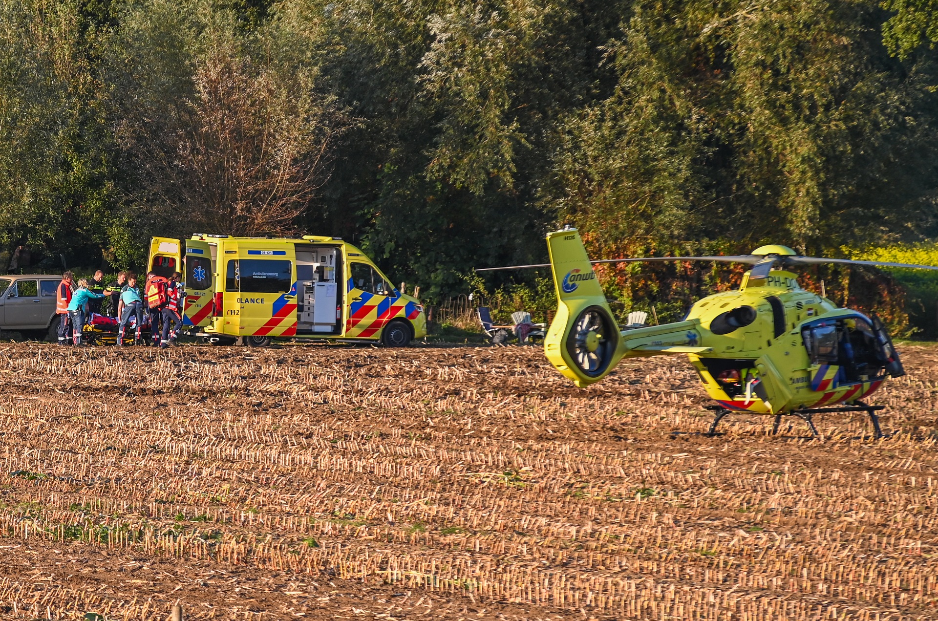 Ernstig ongeval in weiland: persoon zwaargewond naar het ziekenhuis