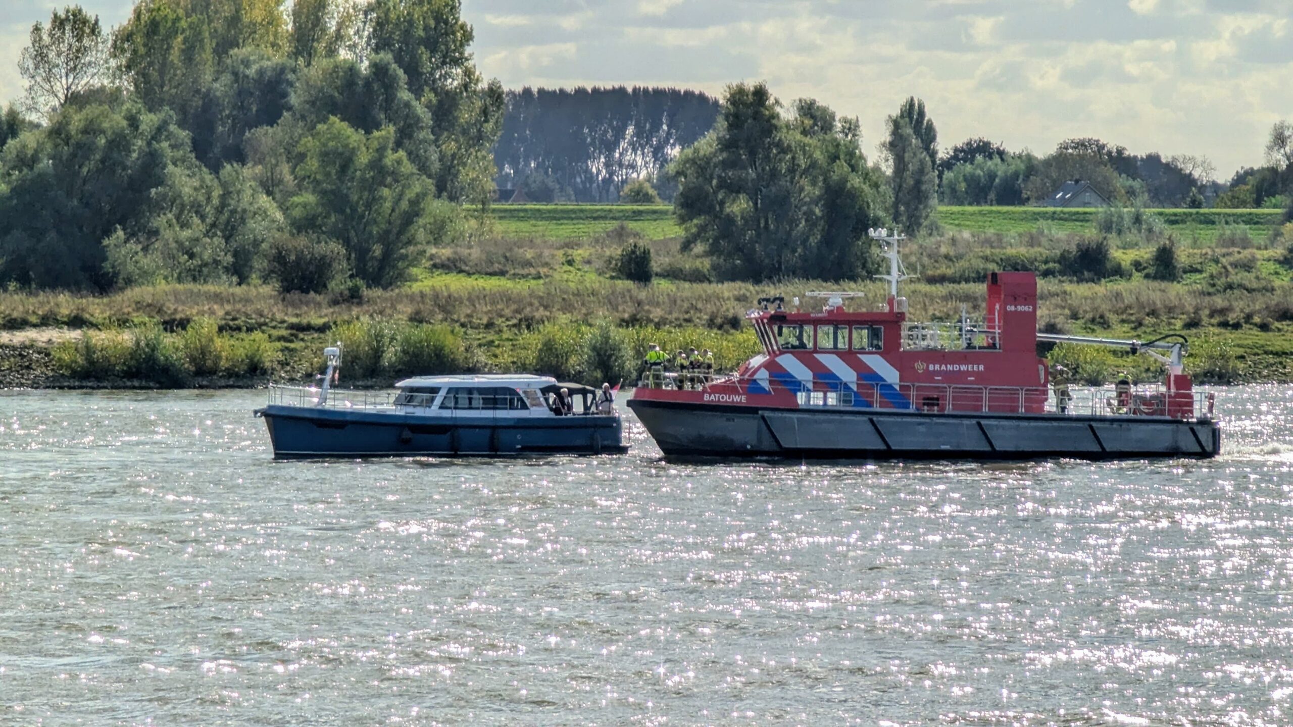 Plezierjacht vaart op langsdam op de Waal