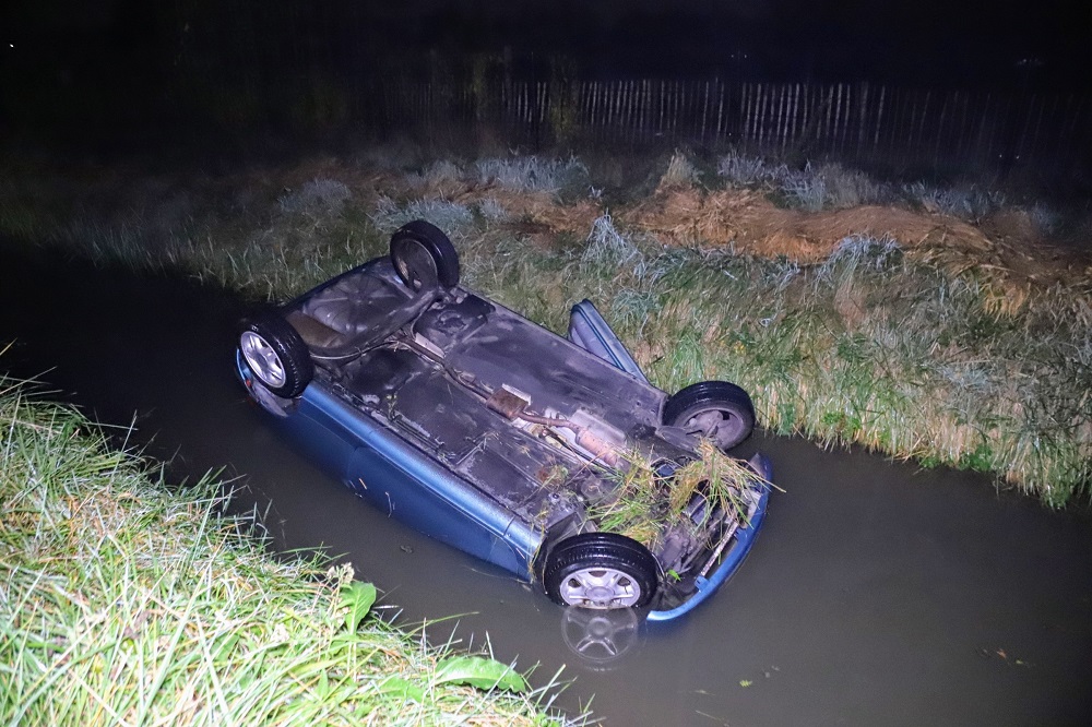 Auto te water, bestuurder belt politie maar gaat er vandoor