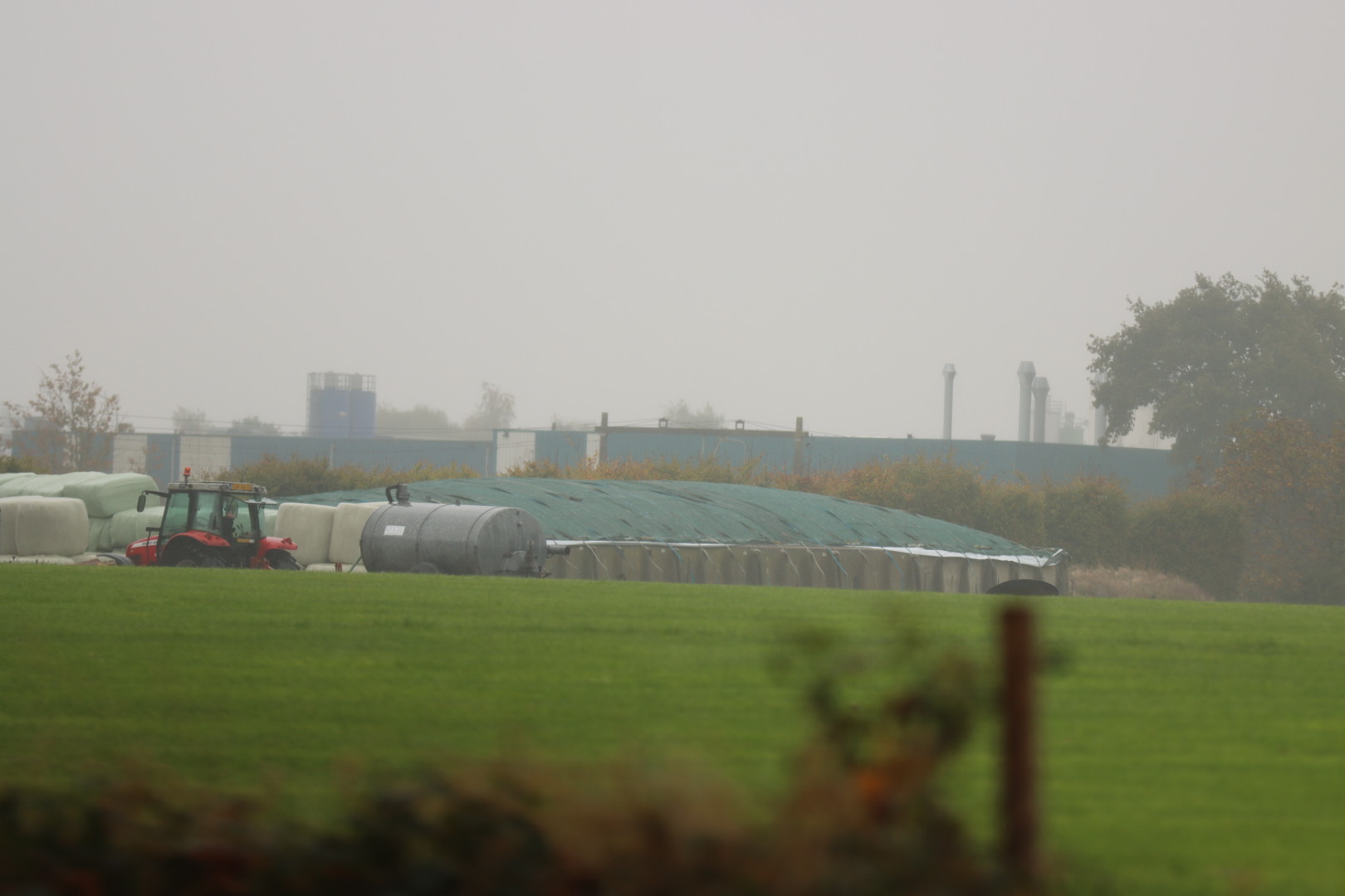 Brandweer in actie vanwege gevaarlijke kuilgassen op boerderij