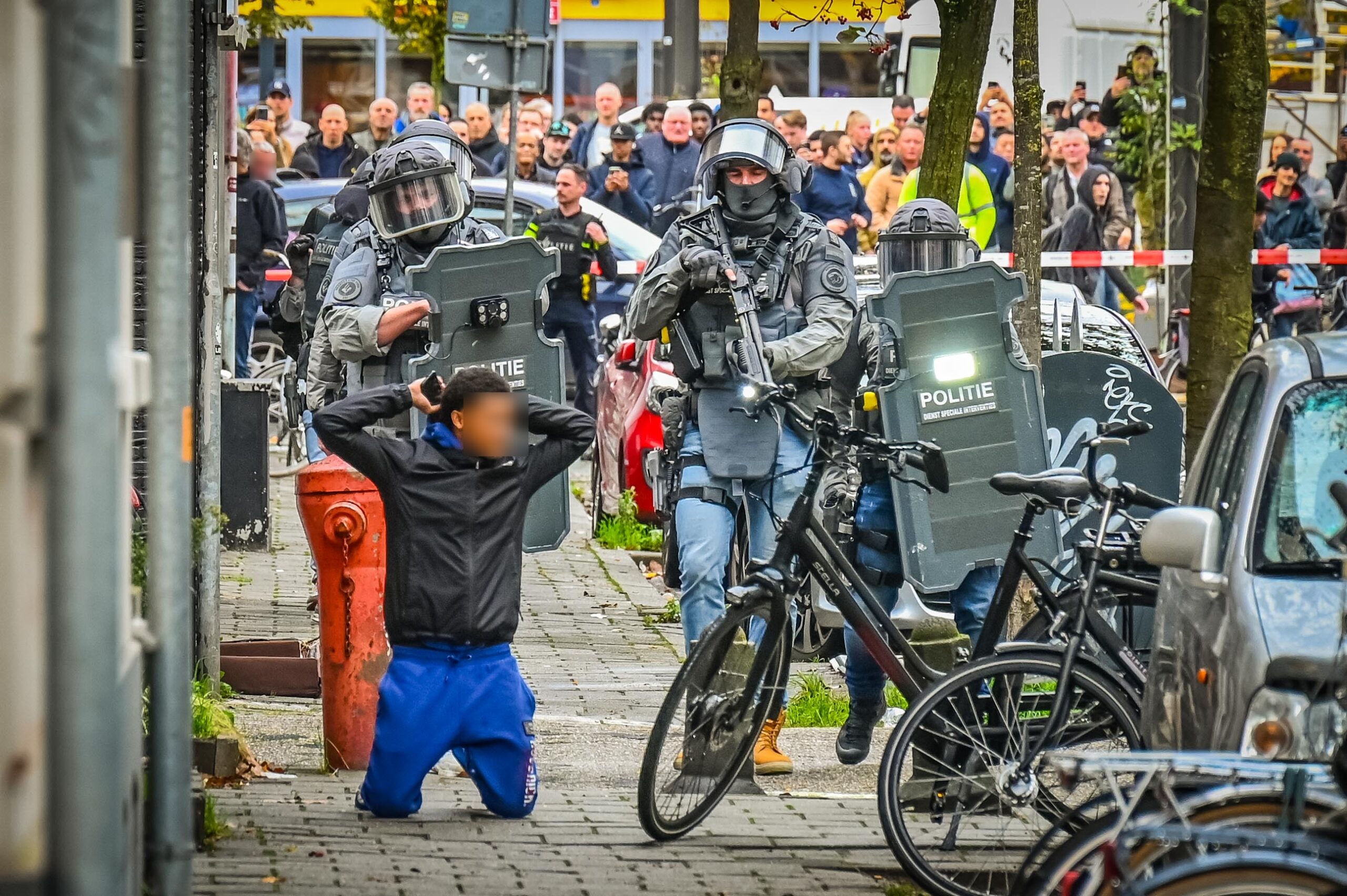 Jongeman door arrestatieteam aangehouden na dreiging in Arnhem