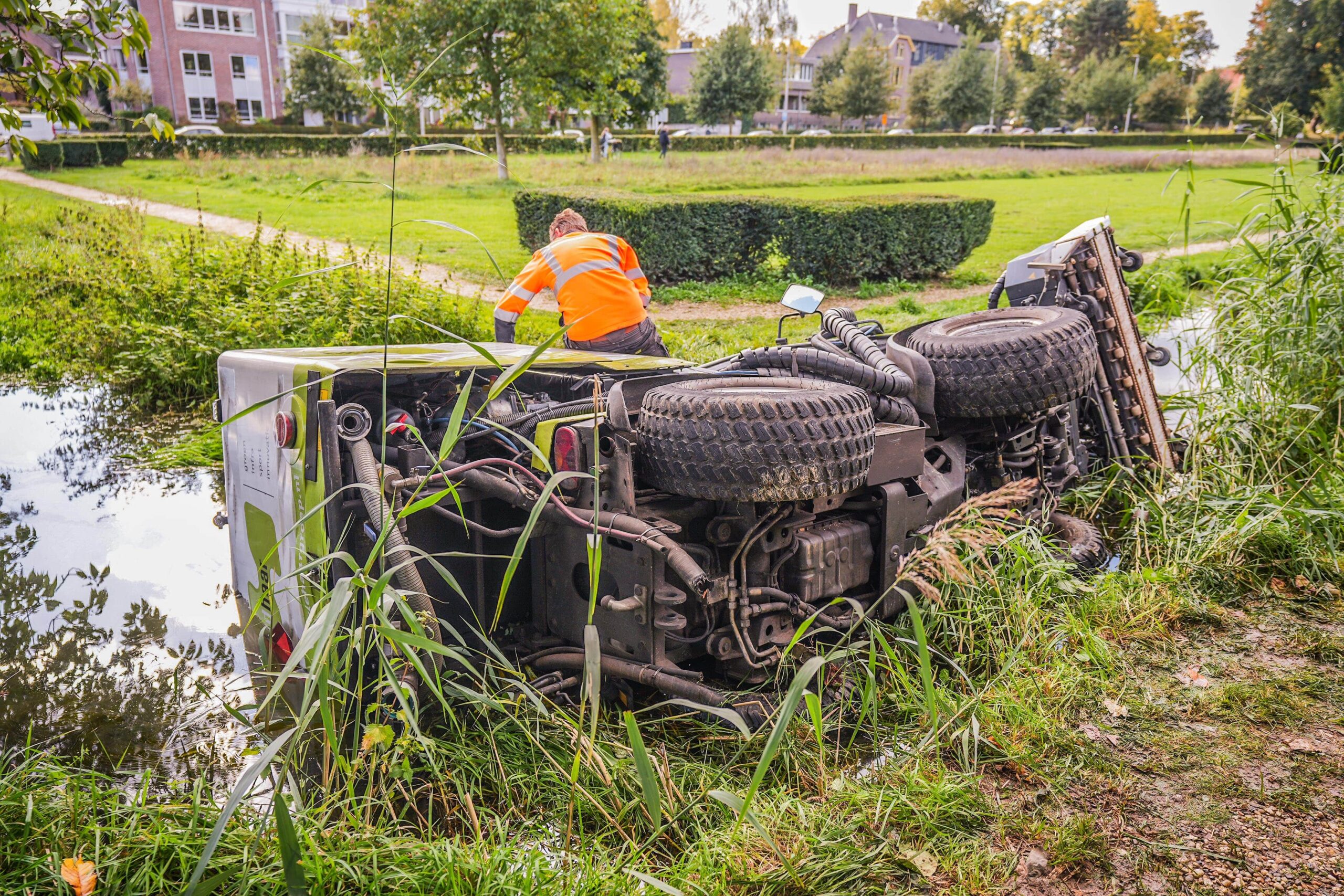 Machine belandt in de sloot in Arnhem