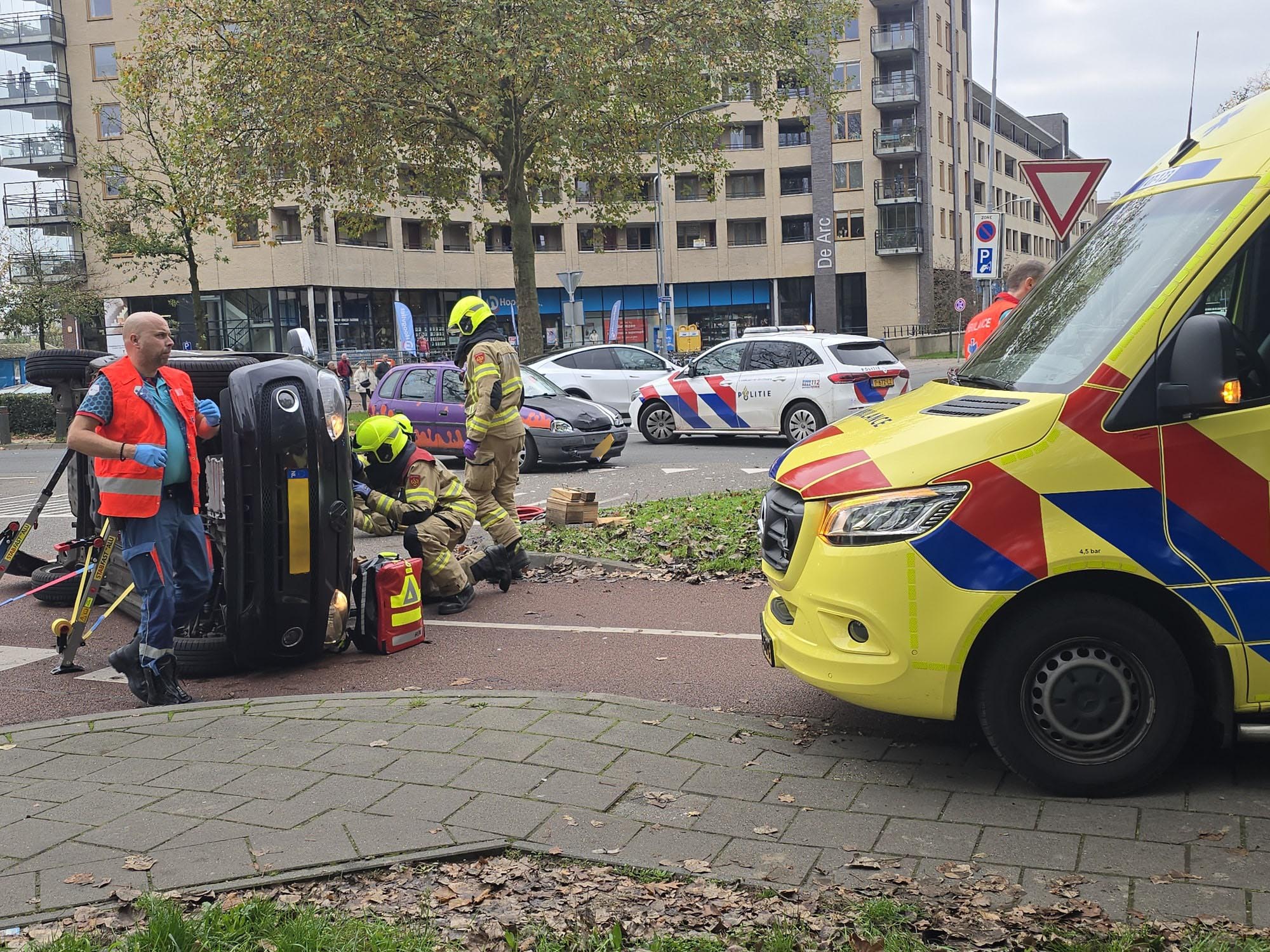 Persoon bekneld na botsing op gevaarlijk kruispunt in Wageningen