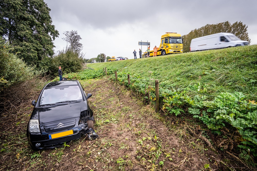 Automobilist belandt onder aan talud langs de A348 bij Rheden