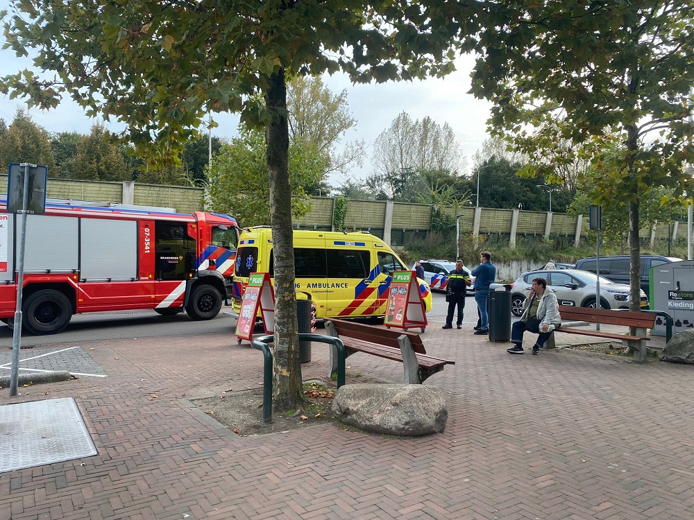 Meisje bekneld in roltrap bij supermarkt