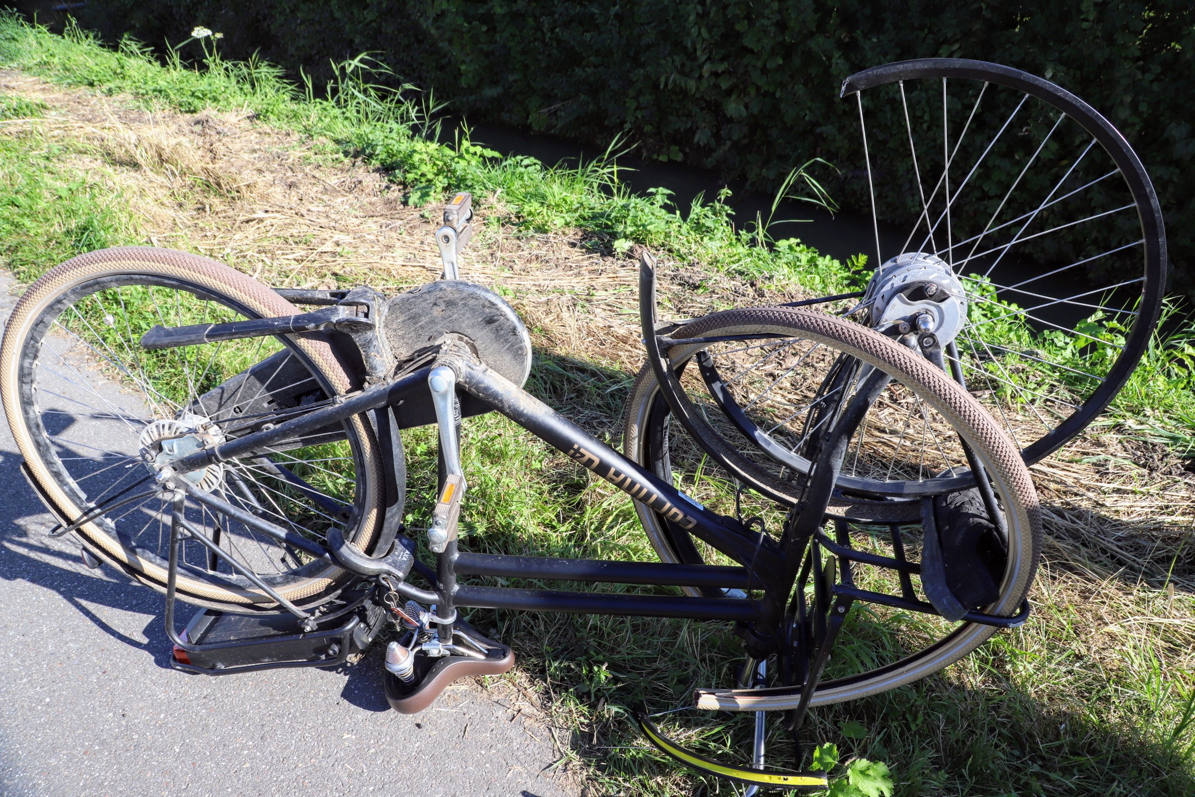 Brandweer bevrijdt jongen dat met zijn voet vast zit tussen spaken van fiets