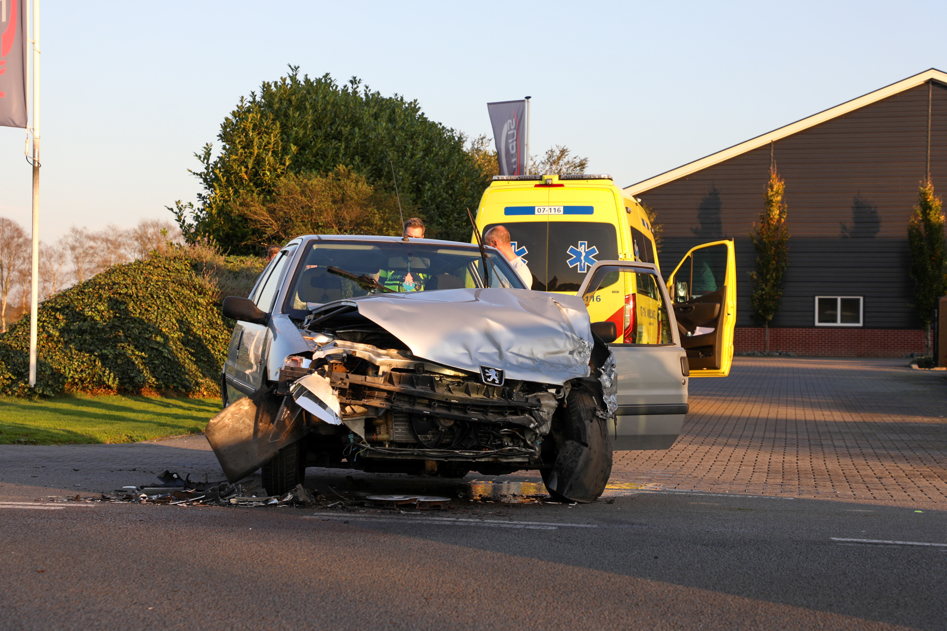 Veel schade na ongeval, vrouw gewond