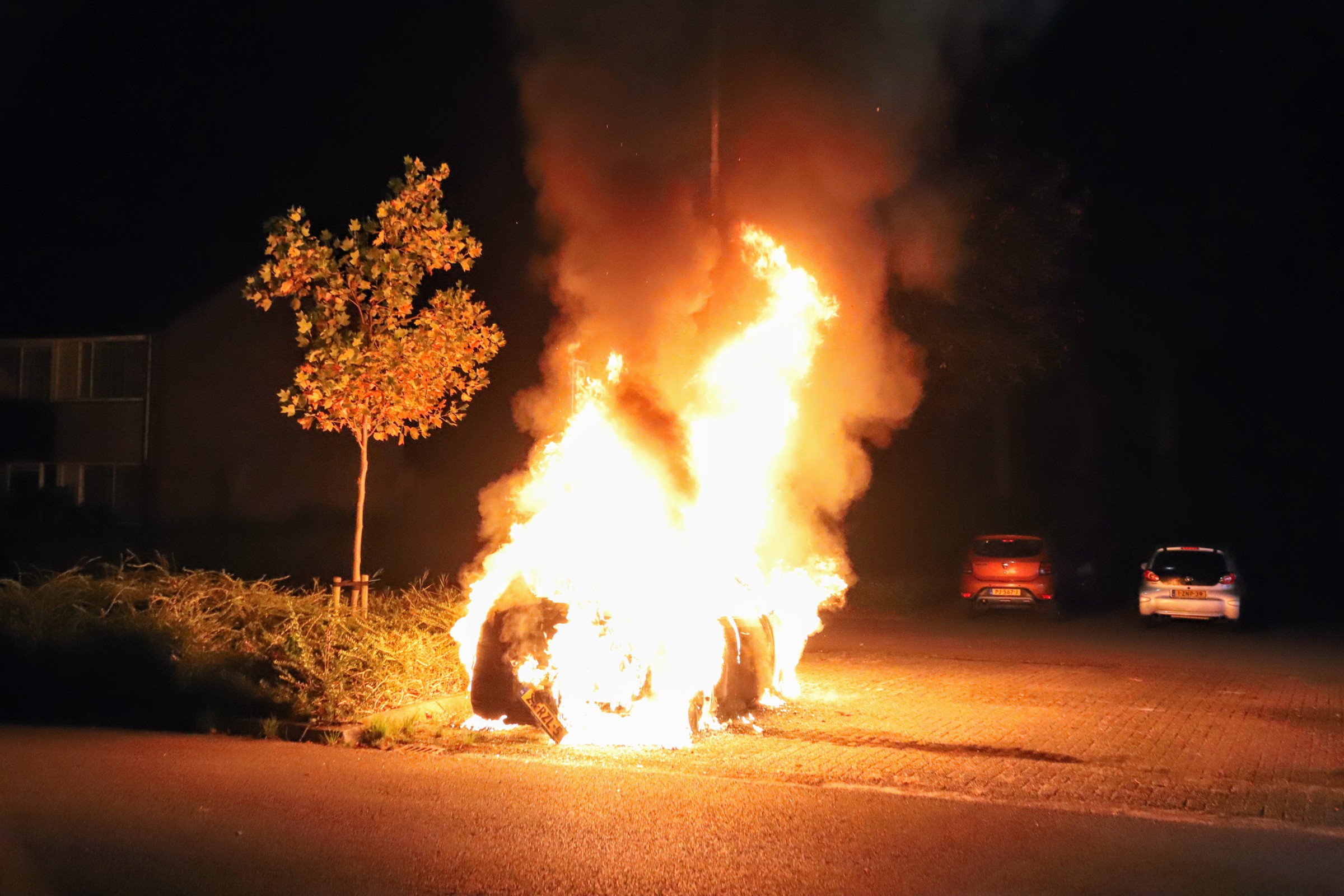 Auto volledig uitgebrand, mogelijk brandstichting