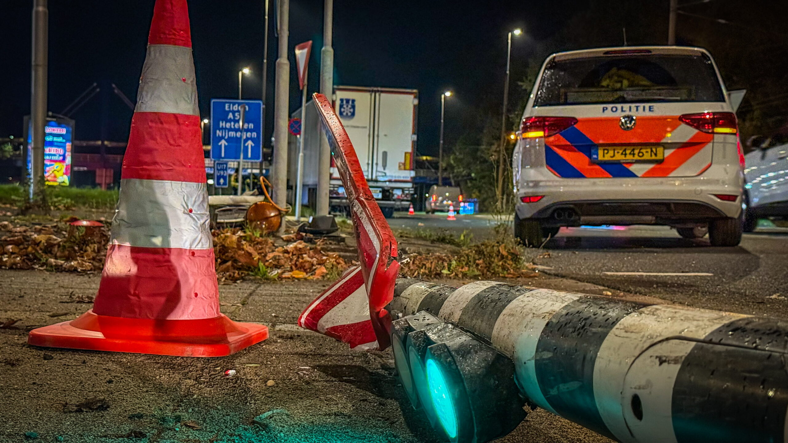 Onwel geworden vrachtwagenchauffeur ramt stoplichten en verkeersborden