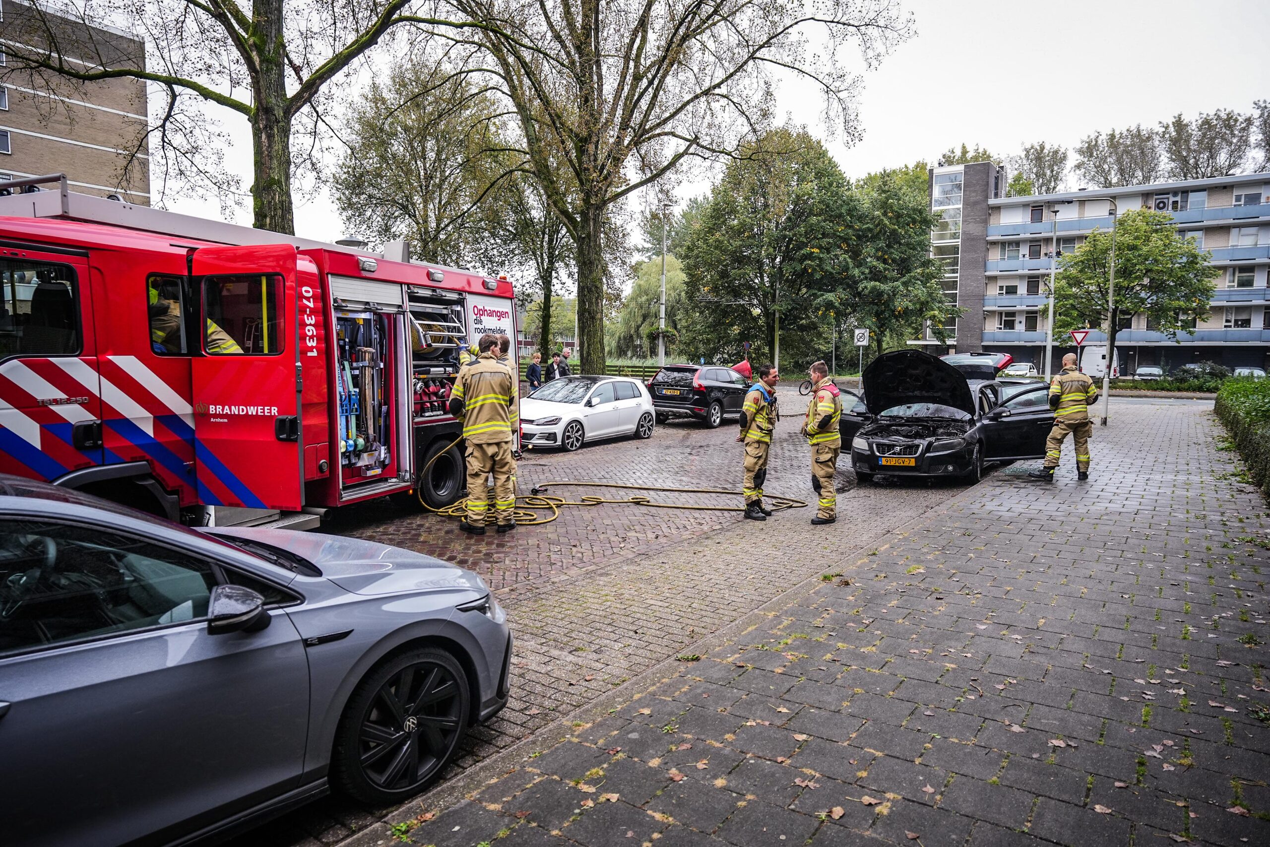 Auto vliegt in brand in Arnhem