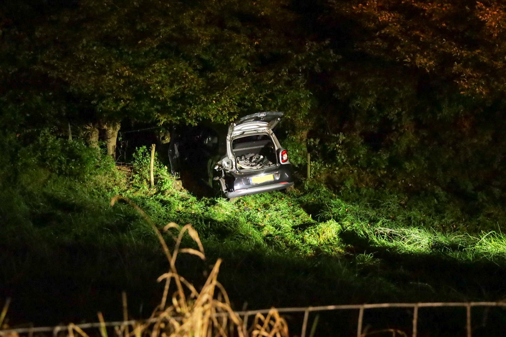 Auto belandt onderaan dijk na ongeval