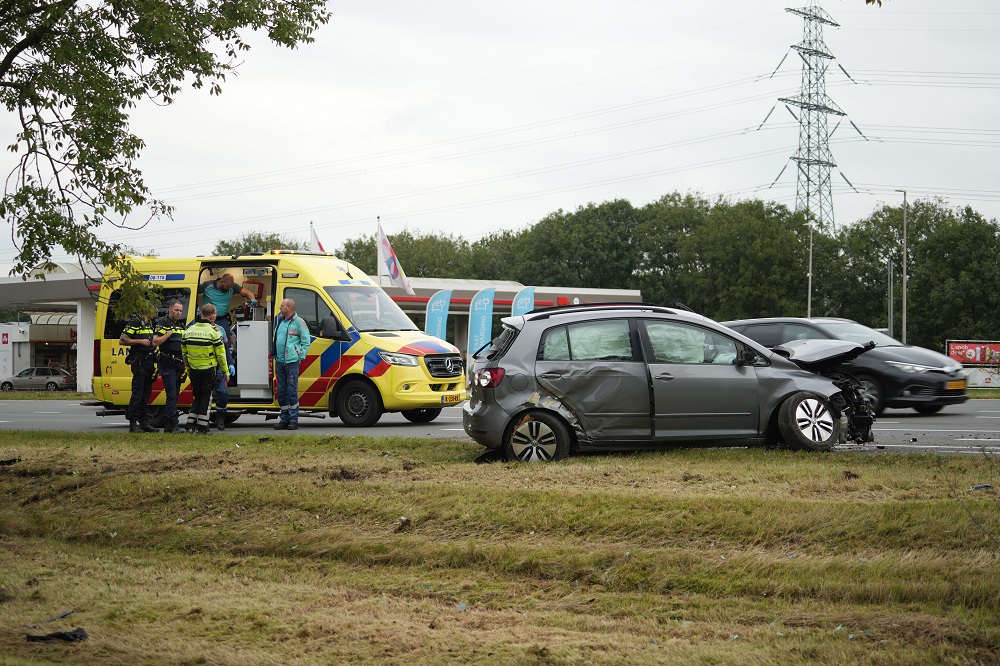 Auto raakt van snelweg en botst tegen boom, bestuurder gewond naar ziekenhuis