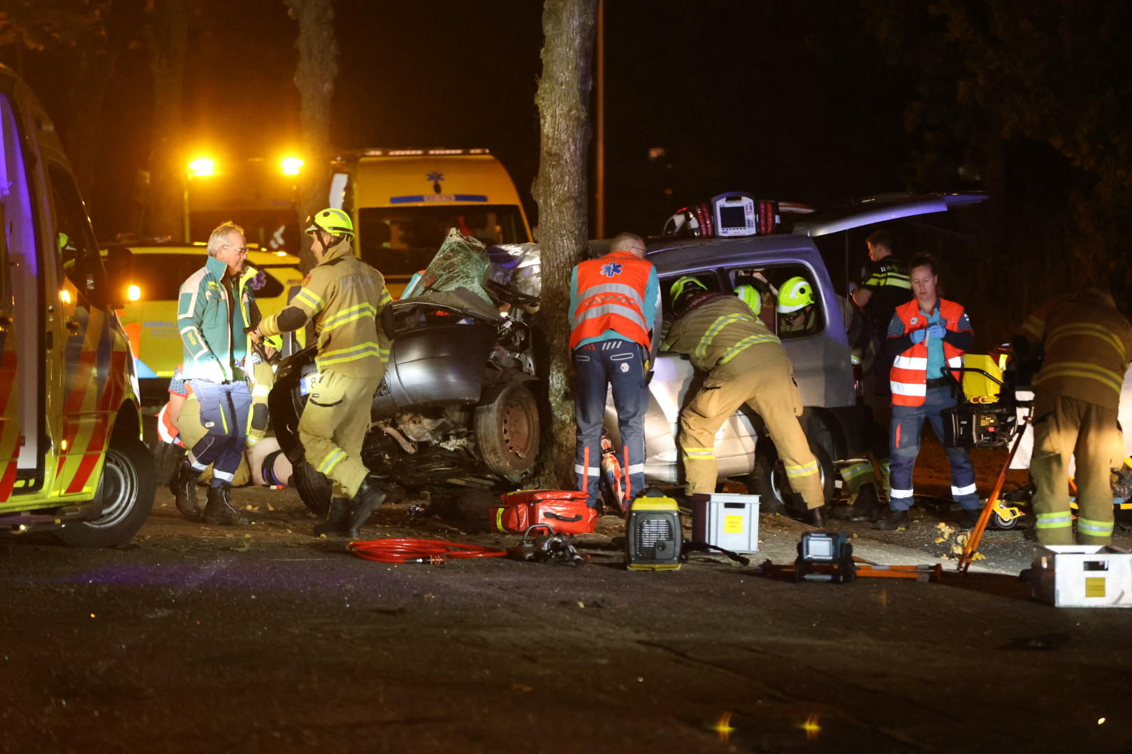 Dode en twee zwaargewonden bij crash tegen boom