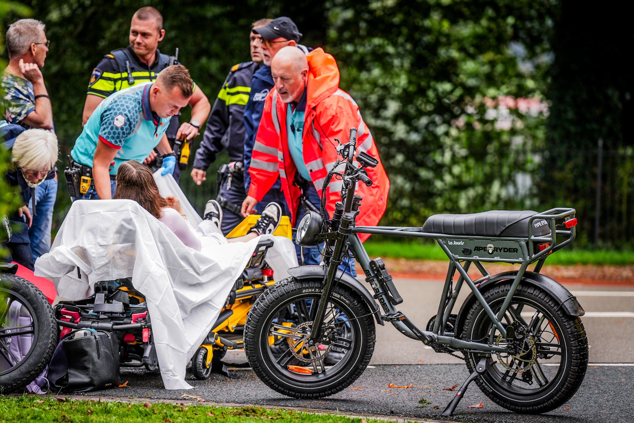 Meisje op Fatbike schrikt van afslaande auto en komt ten val