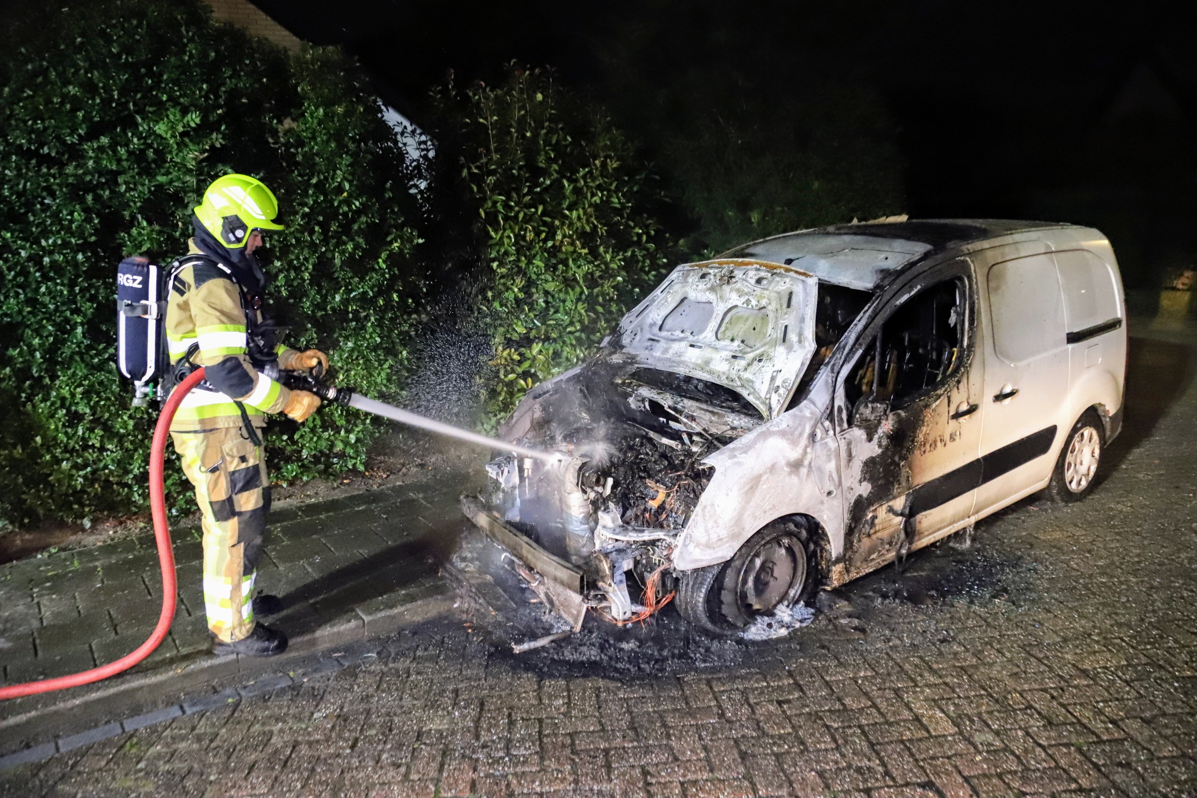 Bestelwagen door brand verwoest