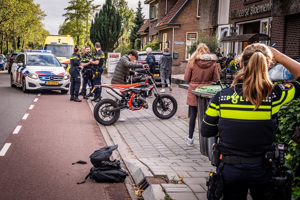 Meisje op crossbrommer lichtgewond na botsing met auto