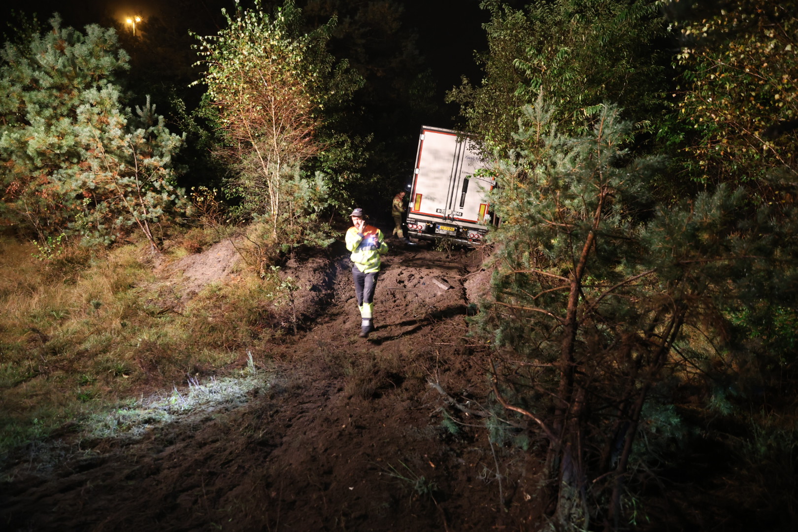 Vrachtwagenchauffeur raakt van de weg op A50 bij Arnhem, afrit tot 15.00 uur afgesloten