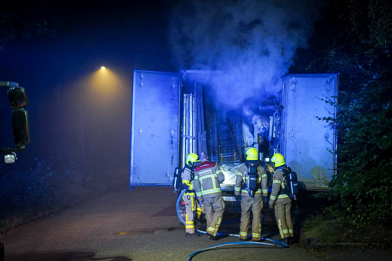 Vrachtwagen van kermisexploitant in brand