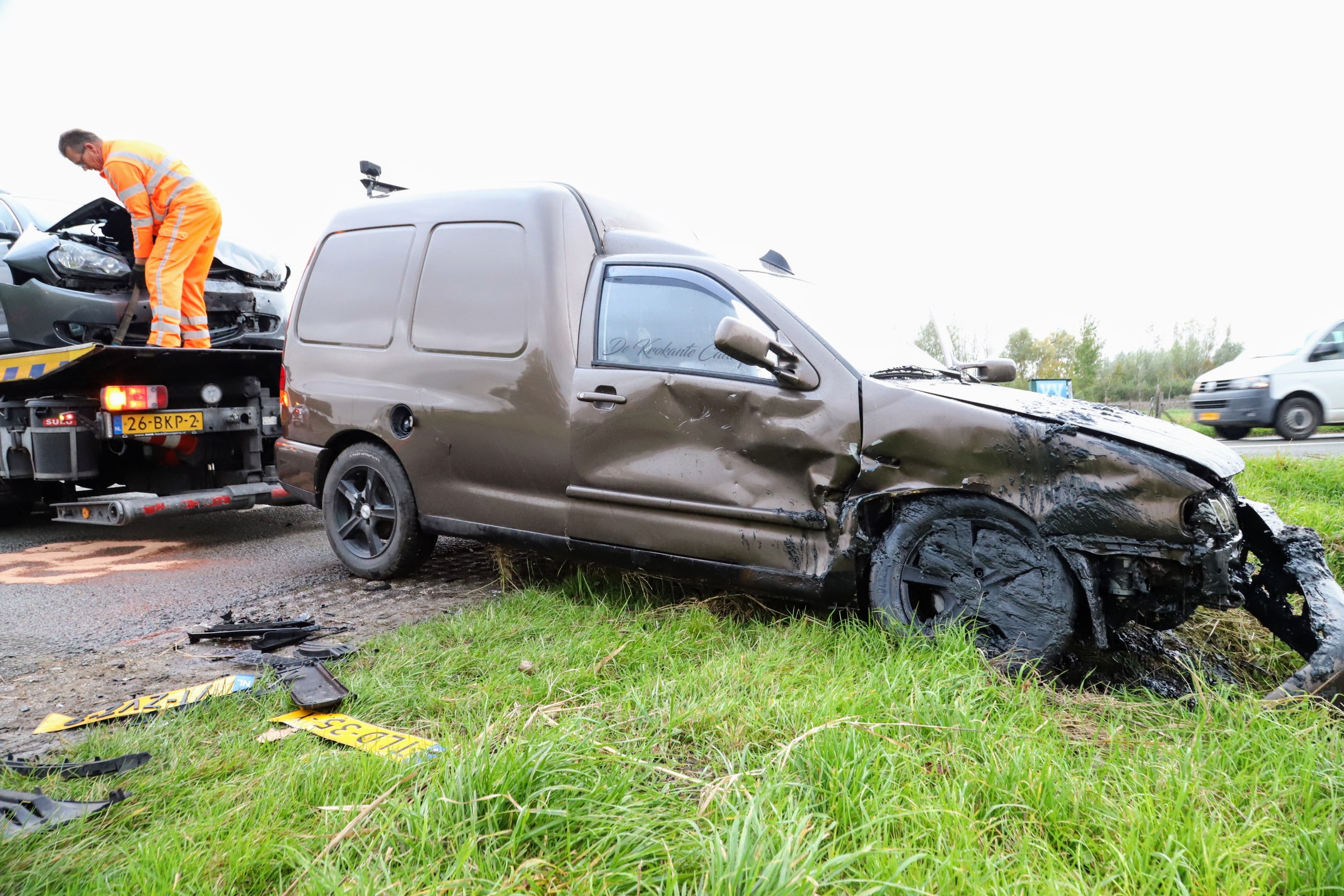 Auto belandt in sloot na ongeval op kruising