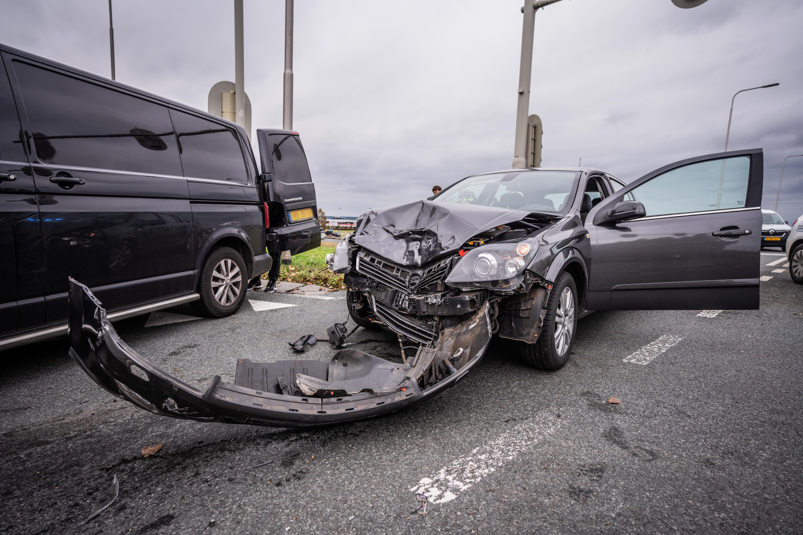 Veel schade bij ongeval tussen bestelbus en auto op kruising A12