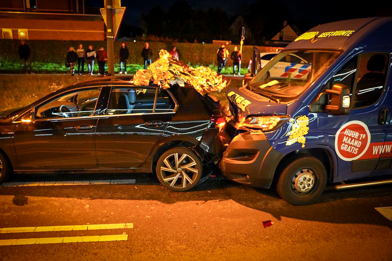 Drie gewonden na kop-staartbotsing tussen auto en bestelbus