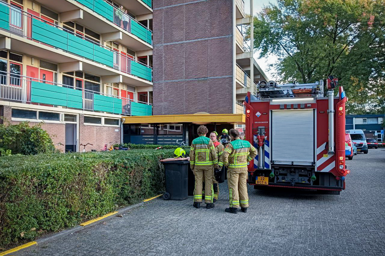 Vreemde lucht uit kelderbox van flat: brandweer en ambulance ter plekke